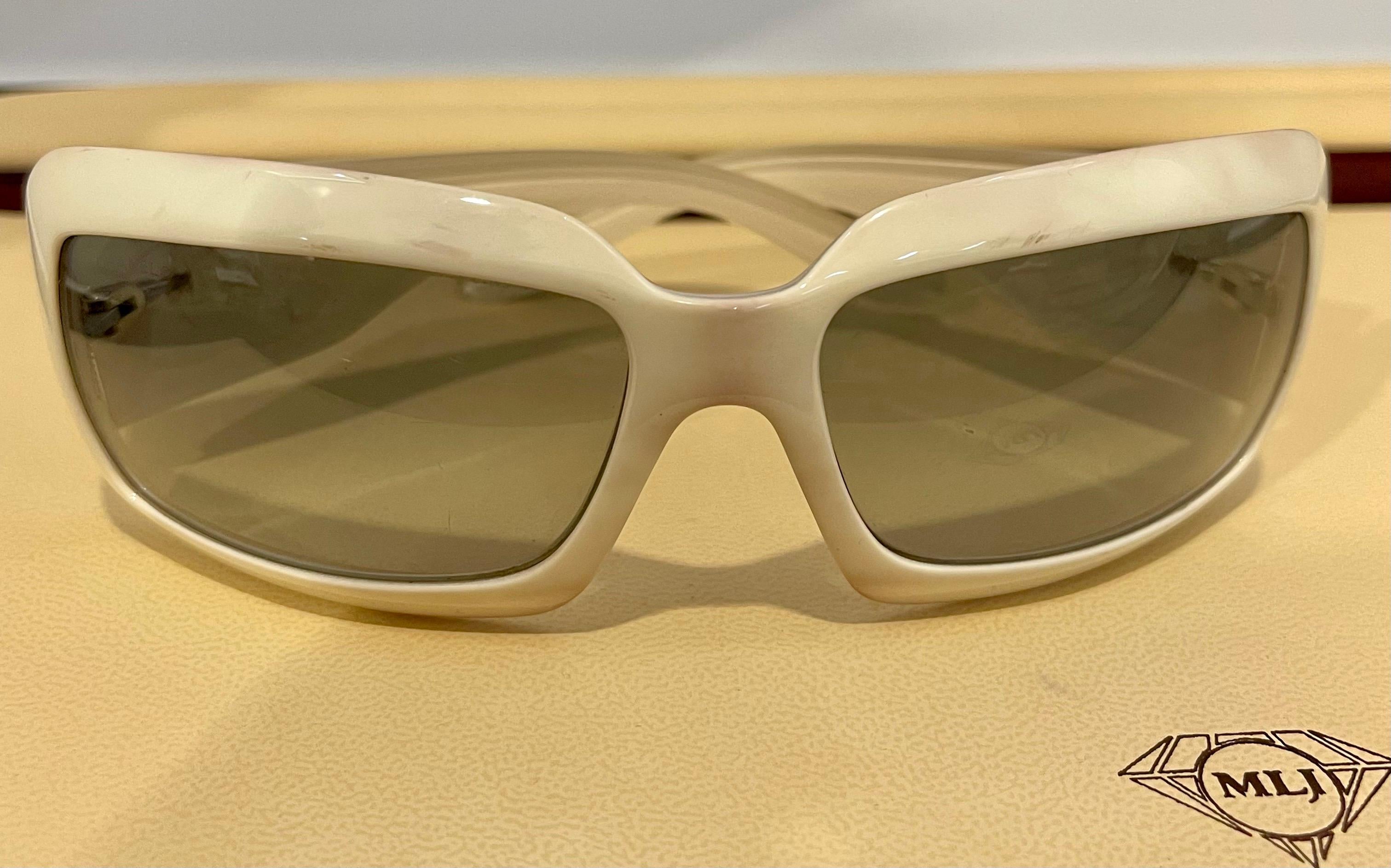Chanel 6022-Q c 716/11 61 16 120 Weiße Frauen-Sonnenbrille, Made in  Italienisches CC-Logo  im Angebot 2