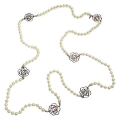 Chanel 63" Long collier de perles & Camelia:: collection 2012