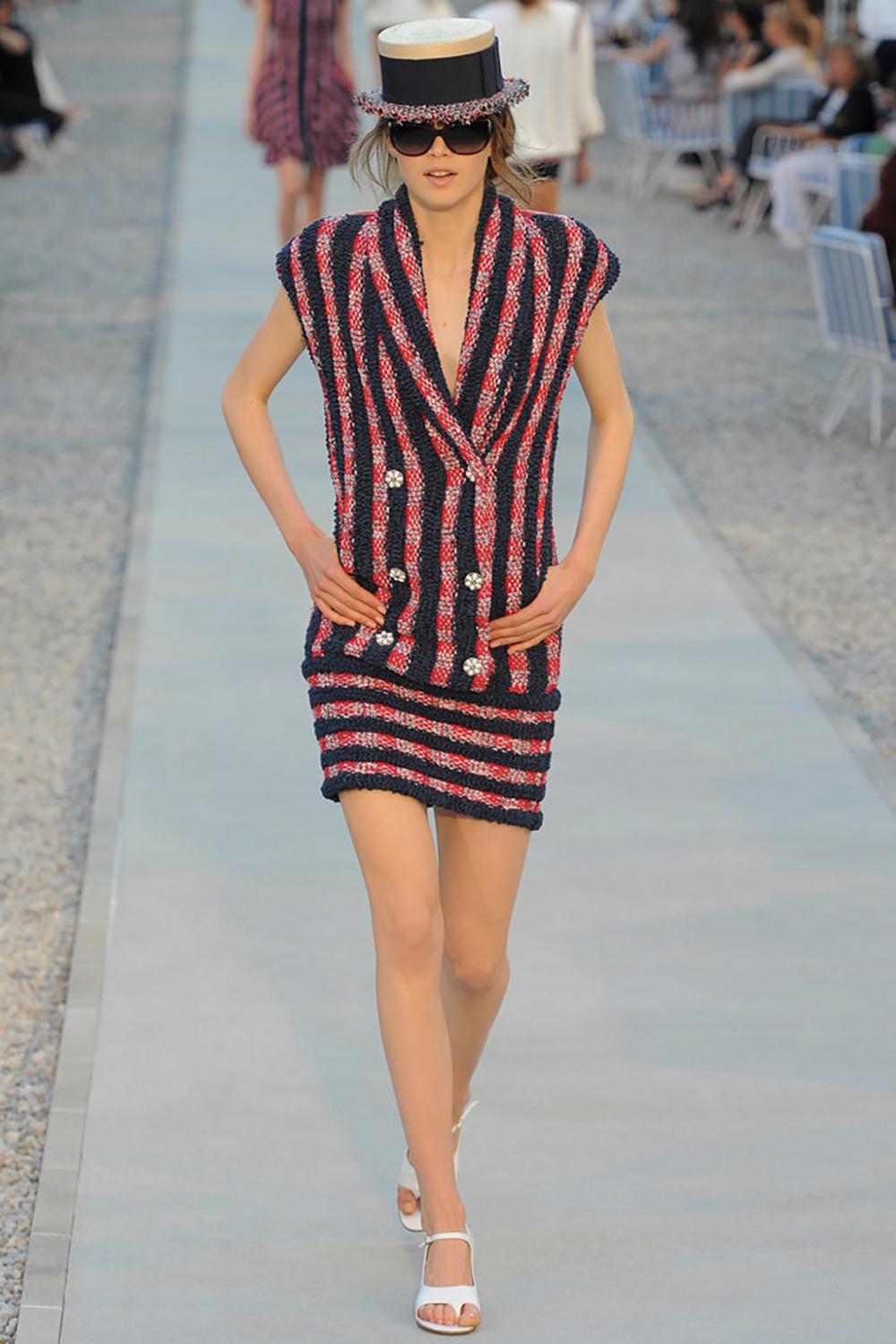 Rare Chanel woven tweed vest / dress from Runway of 2012 Cruise fashion show in Hotel du Cap Eden Roc
- CC logo jewel Gripoix buttons
Size mark 36 FR. Kept unworn