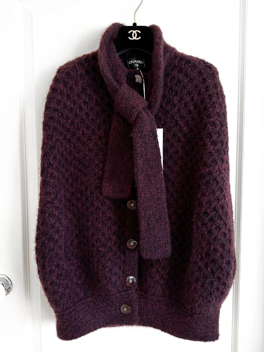 New stunning Chanel Cashmere & Silk cape jacket from Paris / COSMOPOLITE Collection, 2017 metiers d'Art
Boutique price price 5,880$
- CC logo massive buttons
Size mark 50/52 FR. Condition: never worn.
