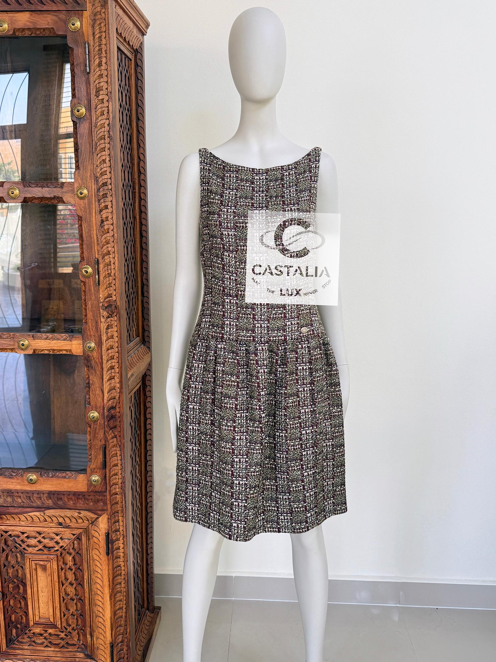 New Chanel lesage shimmer tweed dress ~ from Paris / EDINBURGH Collection ~ 2013 Metiers d'Art by Karl Lagerfeld
Size mark 36 FR / Condition: never worn
- CC logo charm at waist
- made of stunning Lesage tweed in burgundy and green with shimmering