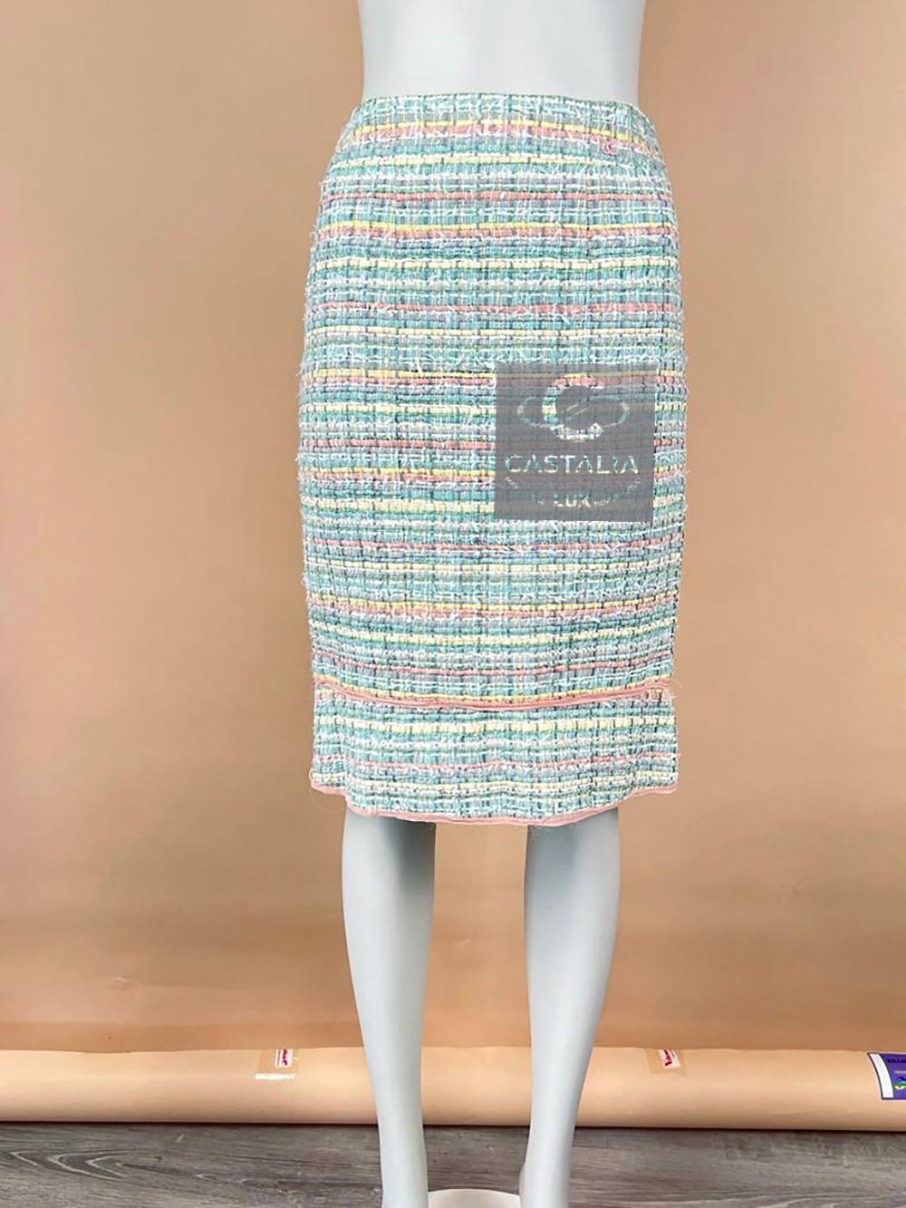 New charming Chanel ribbon tweed skirt in pastel tones ~ boutique price for a similar at the moment at over 6,000€ ~
- made of most precious lesage Ribbon tweed
- CC logo charm at waist
- tonal silk lining
Size mark 36 FR. Condition: kept unworn
