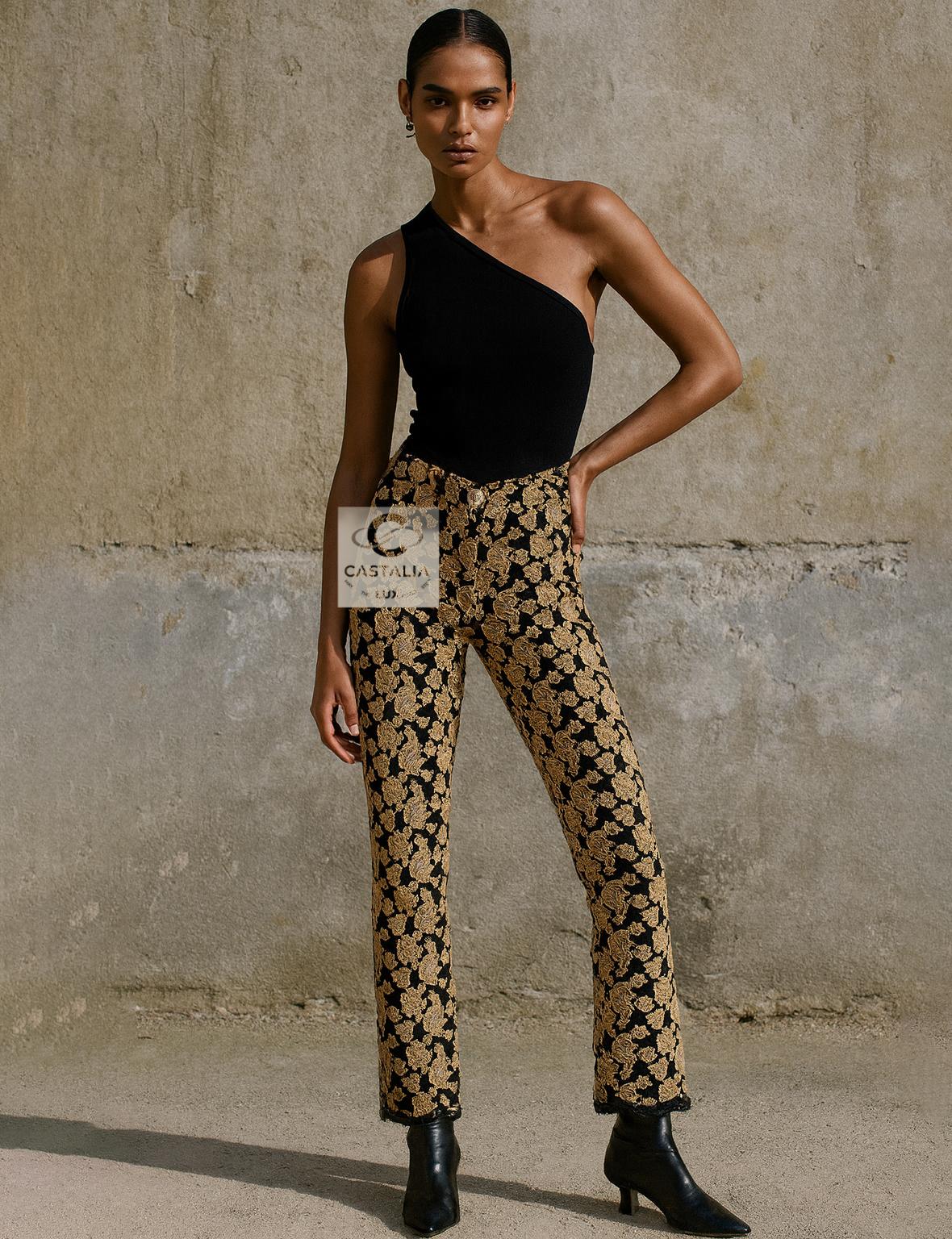 ~ Prix boutique supérieur à 7 000
Exquis pantalon luxueux Chanel en broderie et dentelle fine ~ de la Collection Paris / ROME ~ métiers d'Art par Maestro Lagerfeld
- Bouton du logo CC avec profil romain
- doublure en soie noire
// Taille 36 FR /