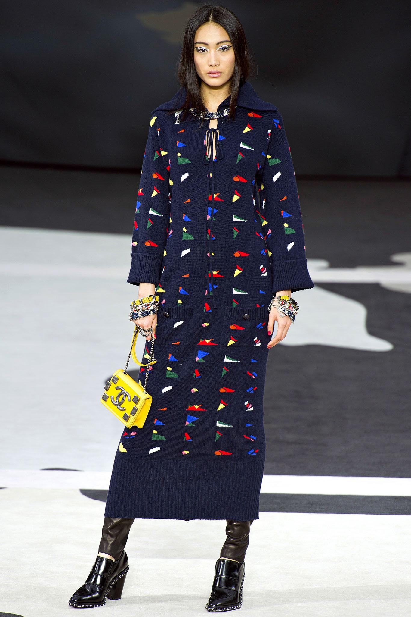 ~Una visión de la elegancia planetaria, 
este maxi vestido Chanel de la Colección GLOBALIZATION 2013 Otoño de Karl Lagerfeld redefine las prendas de punto como una declaración de poder cosmopolita

~ /Nota del coleccionista/ : Una rara obra maestra