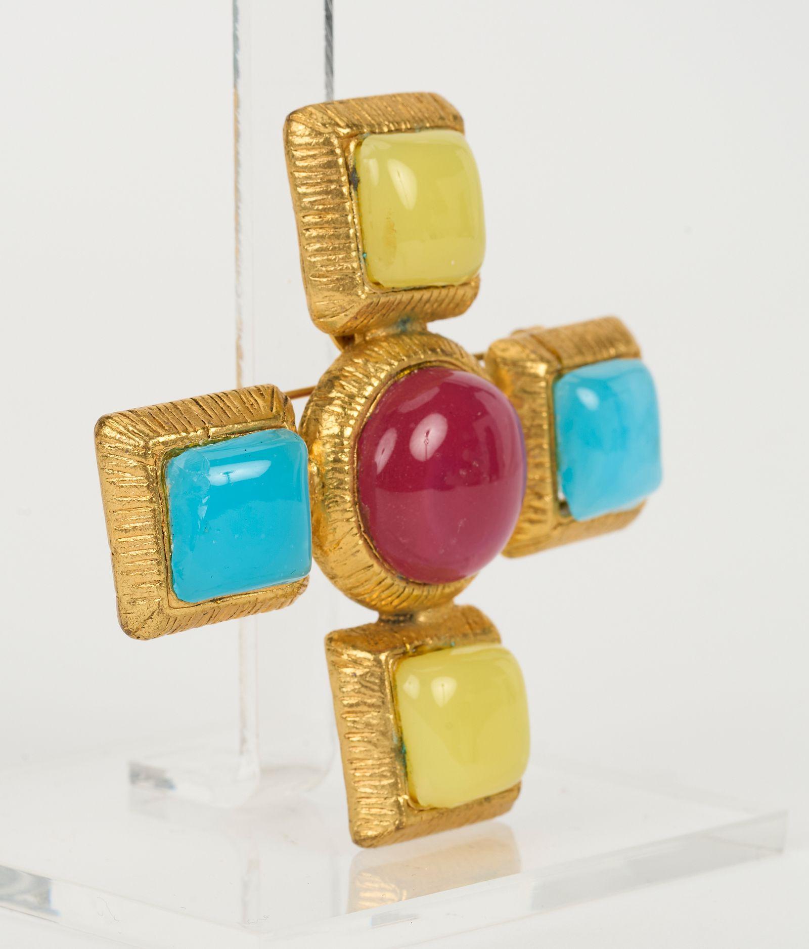Chanel seltene und sammelbare 70er Jahre Kreuz Pin, die als Anhänger getragen werden kann. Gripoix (gegossenes Glas) mehrfarbige Cabochons in ausgezeichnetem Zustand. Kleiner Chip in einem Cabochon. Kommt mit Originalverpackung.
