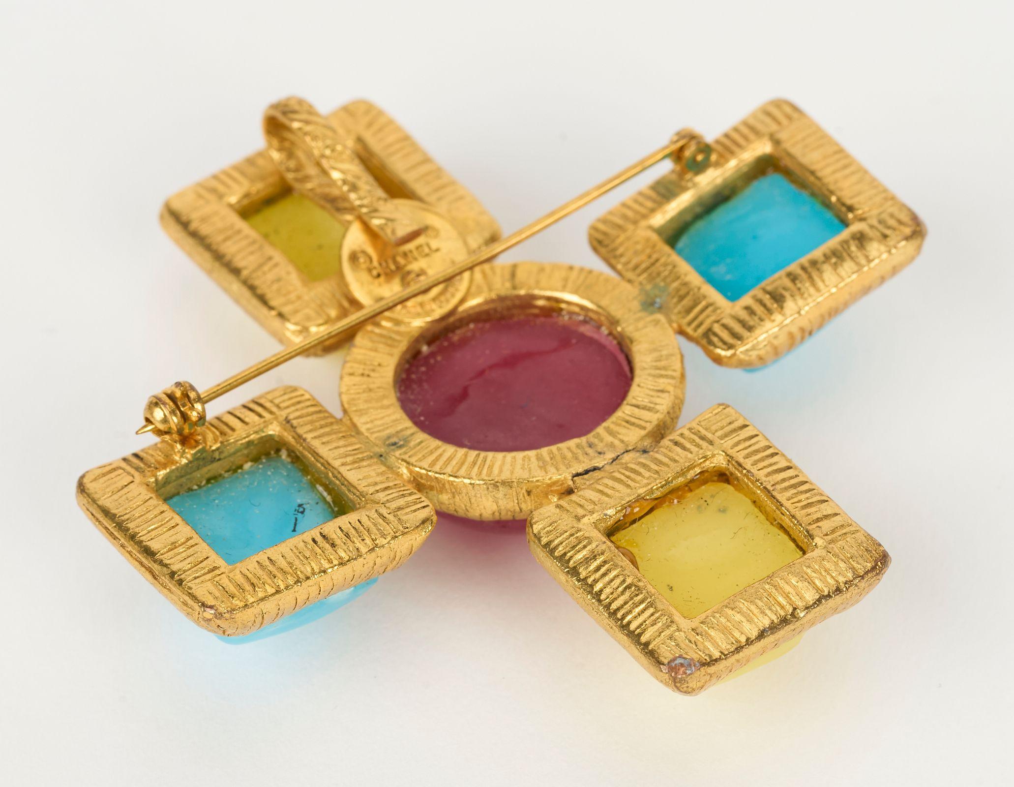 Chanel 70er Jahre Gripoix Kreuz Pin/Anhänger Damen im Angebot