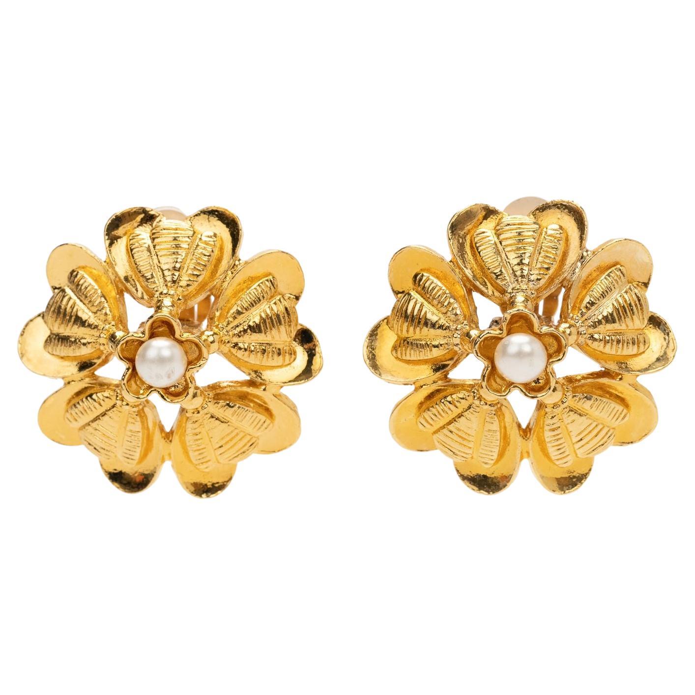 Chanel 70s Vintage Flower Pearl Clip Ons