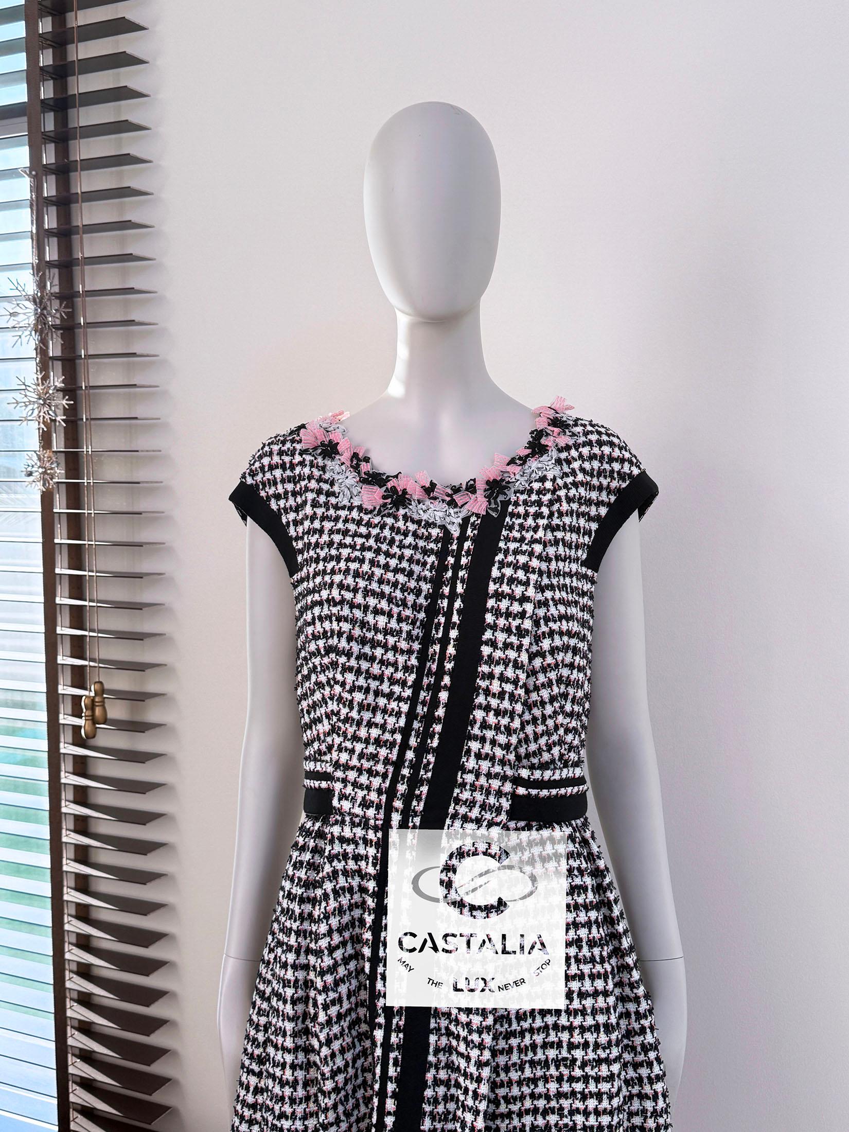 Chanel 7K$ Floral Embellished Runway Tweed Dress 42 FR For Sale 3