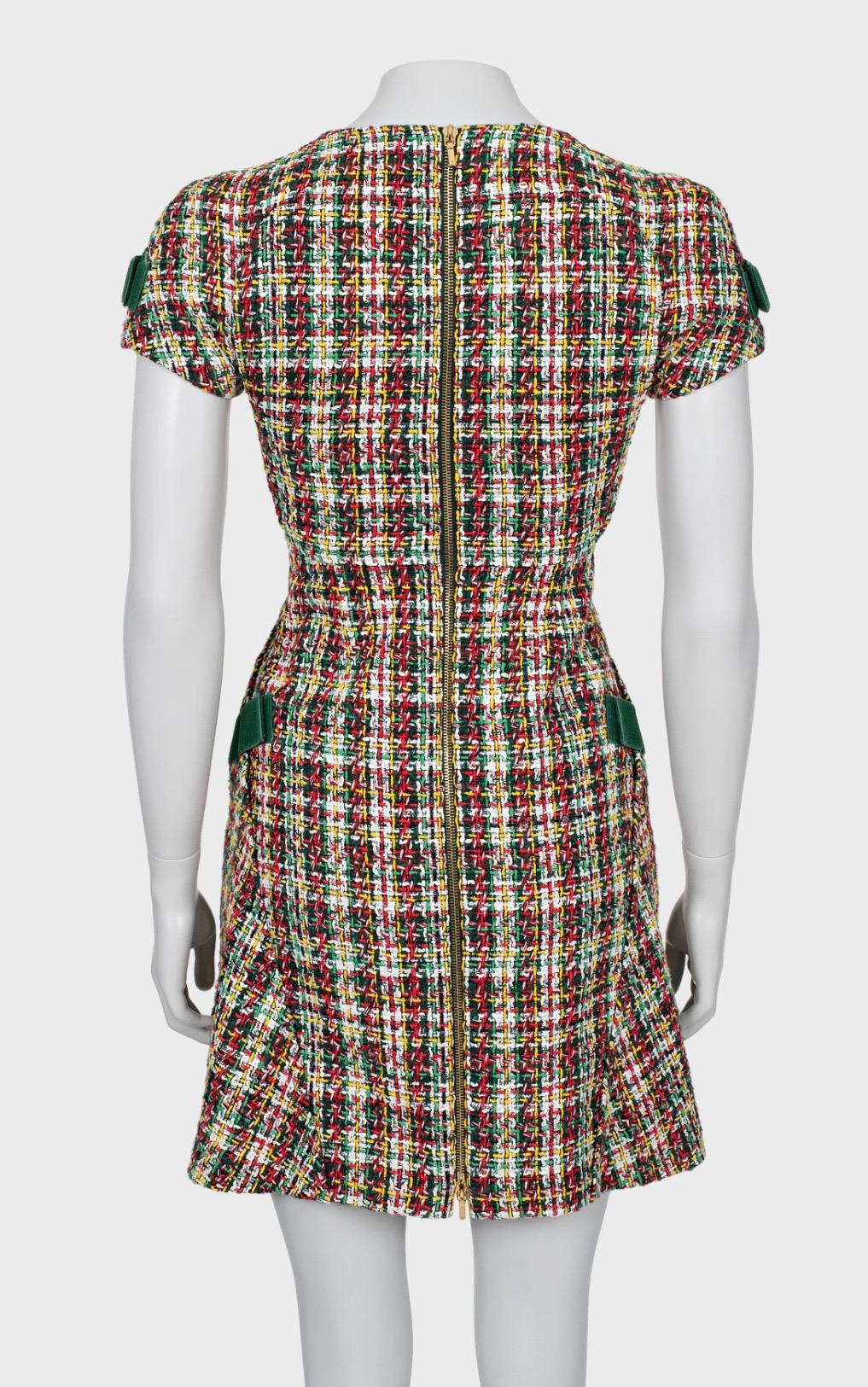 Stunning Chanel lesage tweed dress from Runway of 2017 spring collection.
Retail price over 6,500$.
- CC logo charm at waist
- CC zipper fastening
- full silk lining with camellias

Sz.34
Very good condition.
