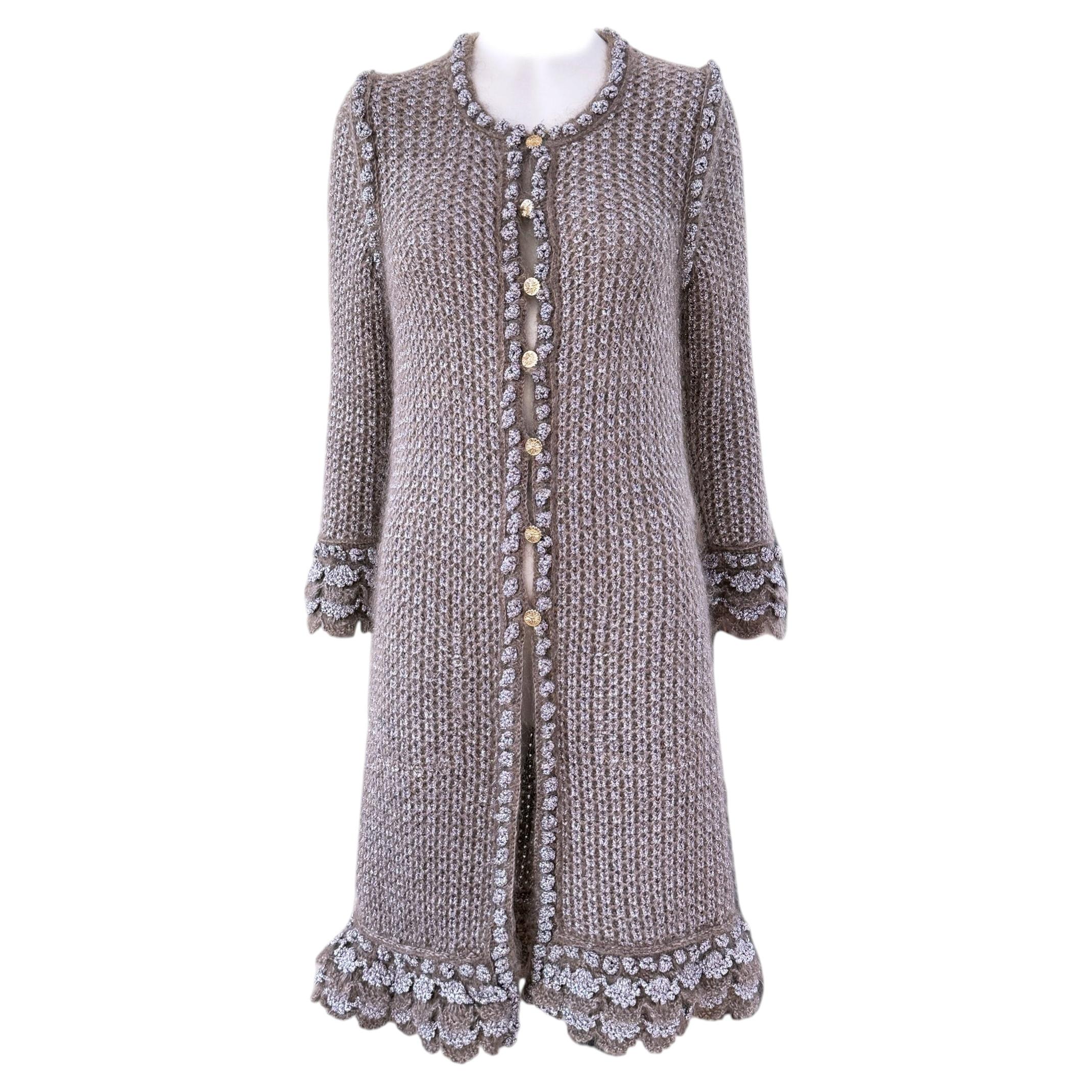 CHANEL 7 000 $ Manteau en maille chatoyante avec boutons CC Gripoix neufs, taille 38 FR