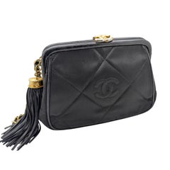 Borsa Chanel anni '80 in raso nero con telaio trapuntato e nappe