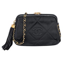 Borsa Chanel anni '80 in raso nero con telaio trapuntato e nappe