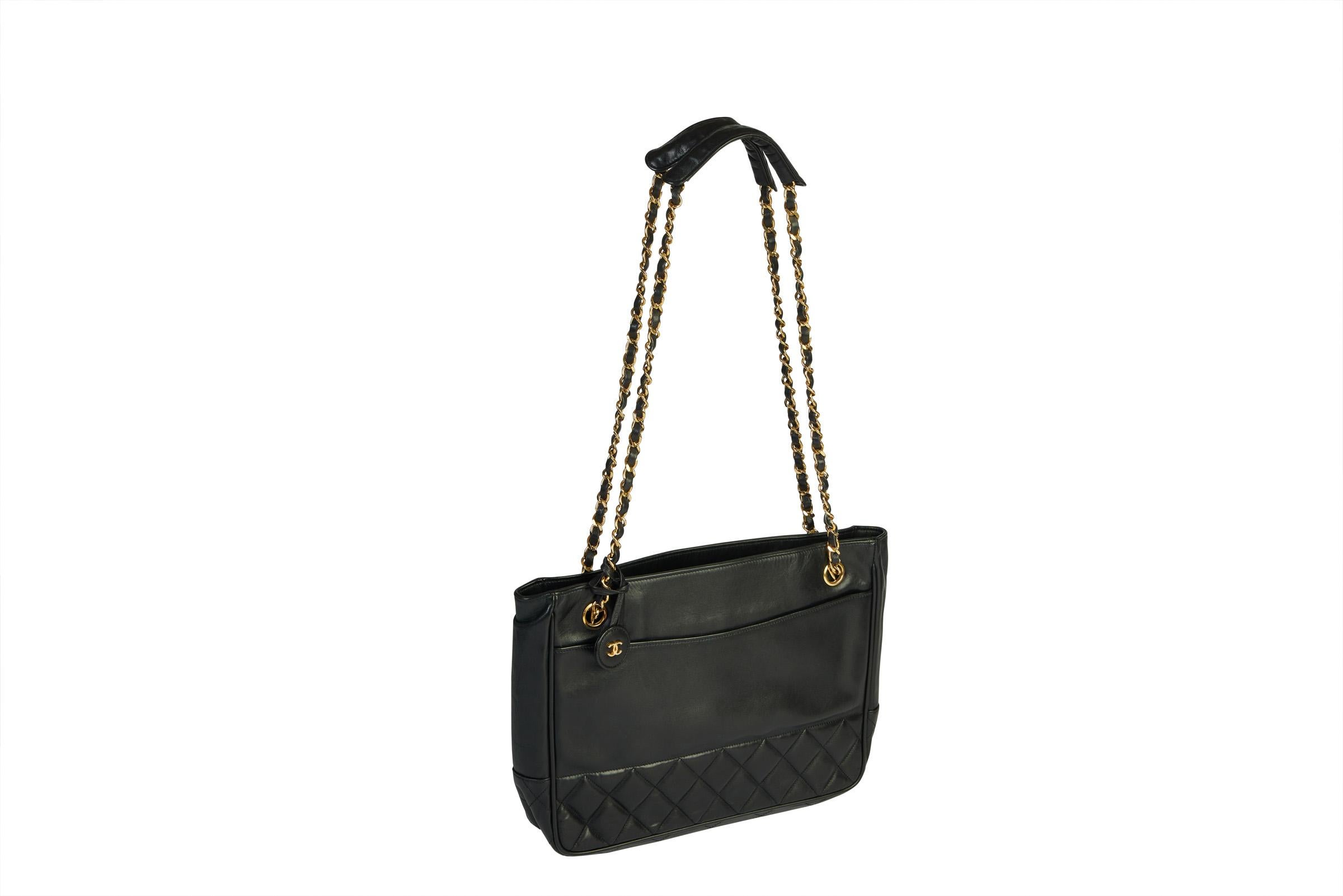 Chanel excellent vintage black shoulder bag, partially quilted. Gold tone hardware. Collection 1986/1988. Shoulder drop 13