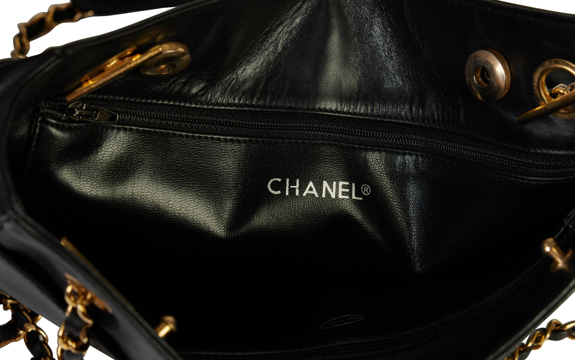 Chanel 80er Schwarze Vintage Leder Umhängetasche mit Kette im Zustand „Gut“ im Angebot in West Hollywood, CA