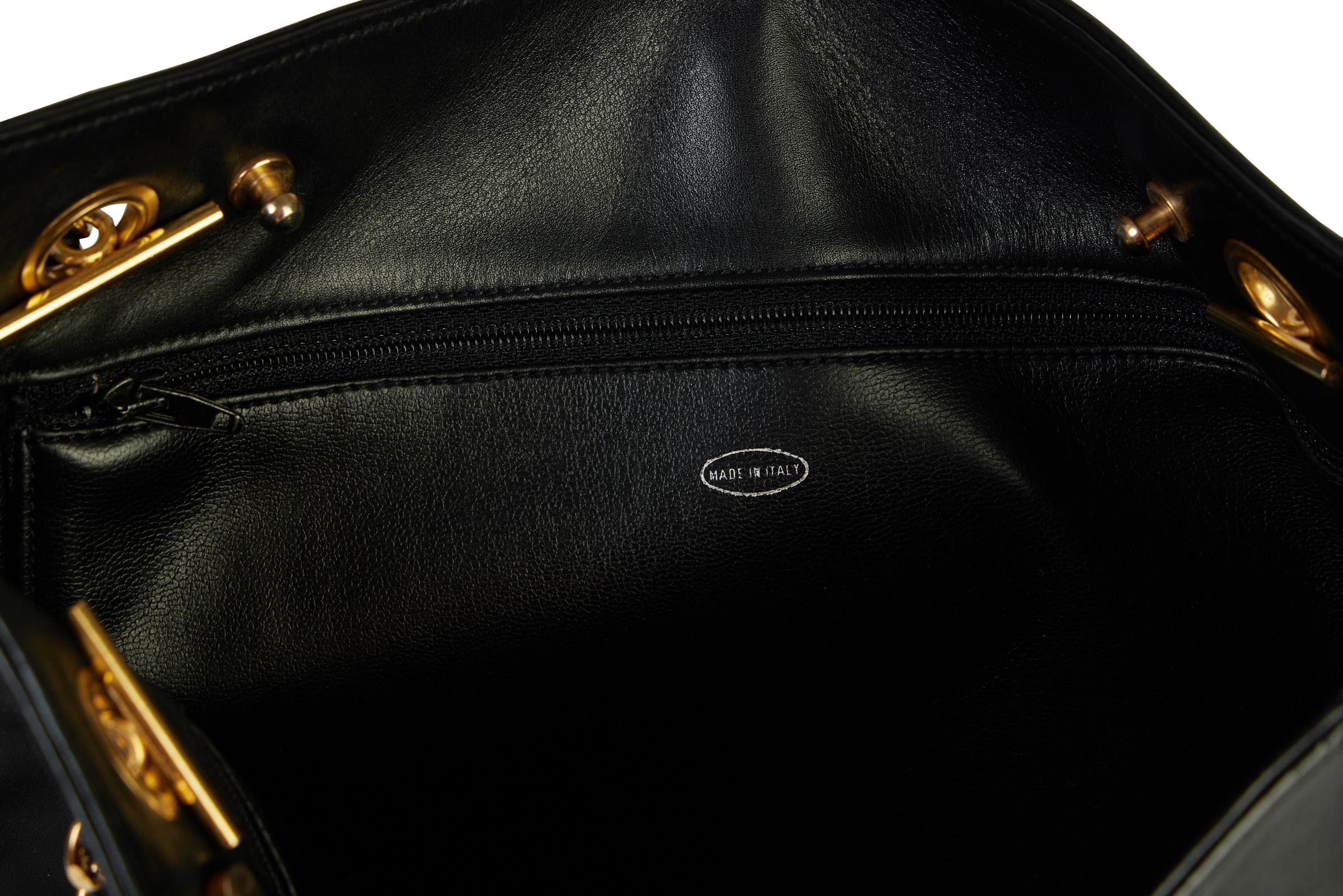 Chanel 80er Schwarze Vintage Leder Umhängetasche mit Kette für Damen oder Herren im Angebot