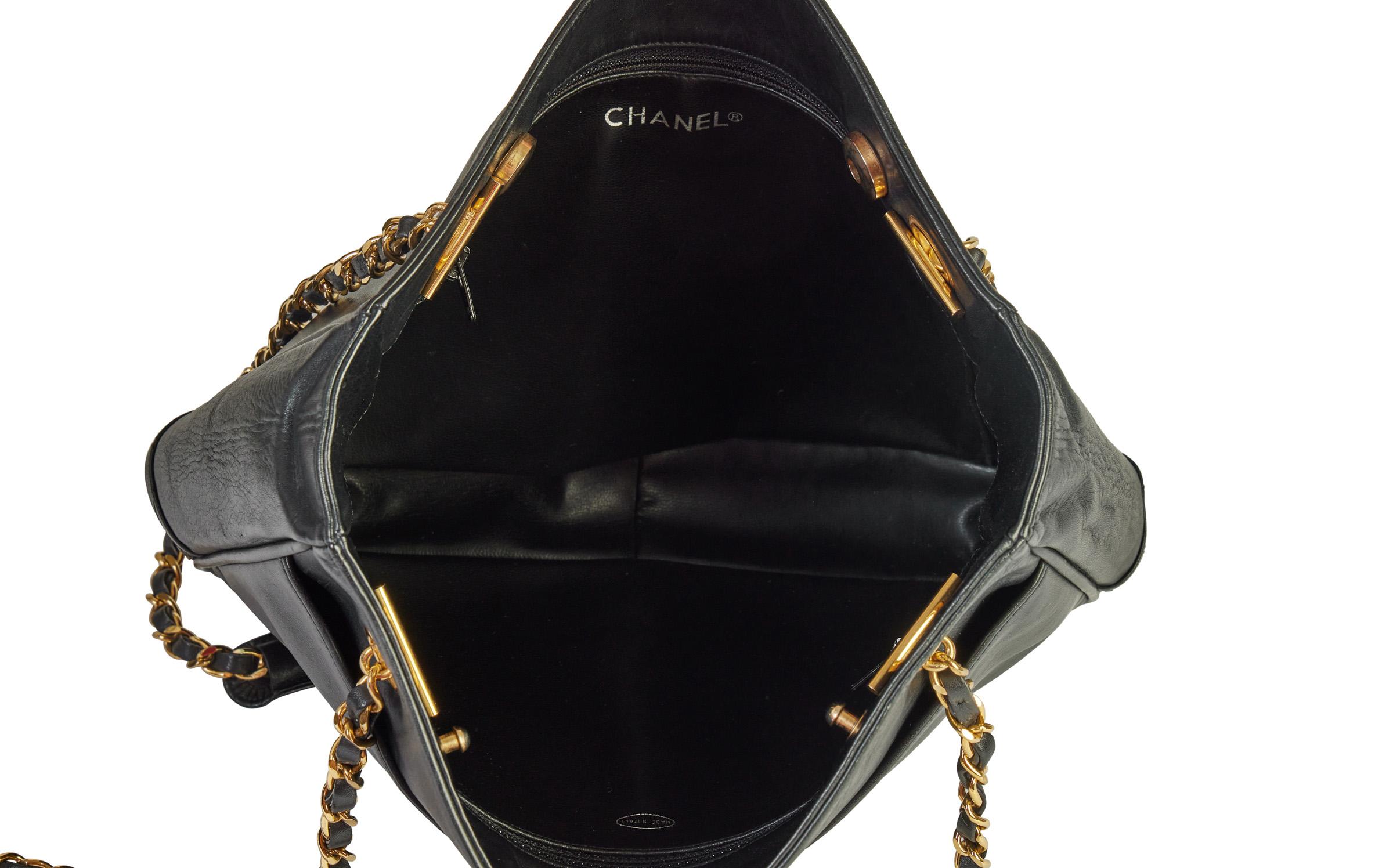 Chanel 80s Black Vintage Leather Shoulder Chain Bag For Sale 1