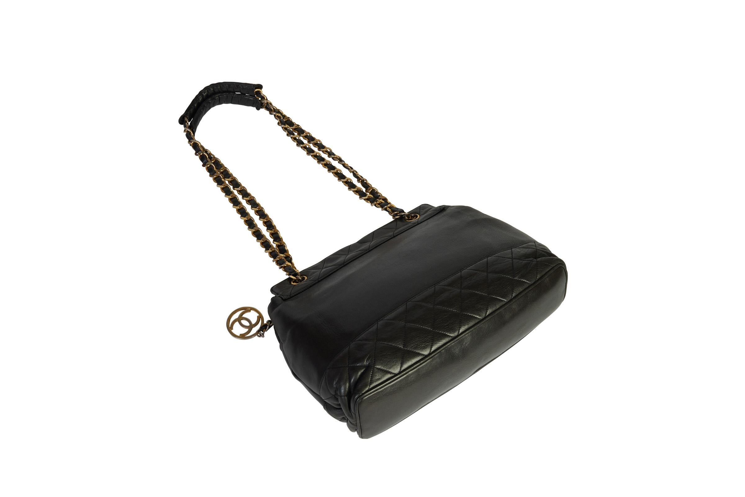 Women's Chanel 80s Black Vintage Shoulder Bag