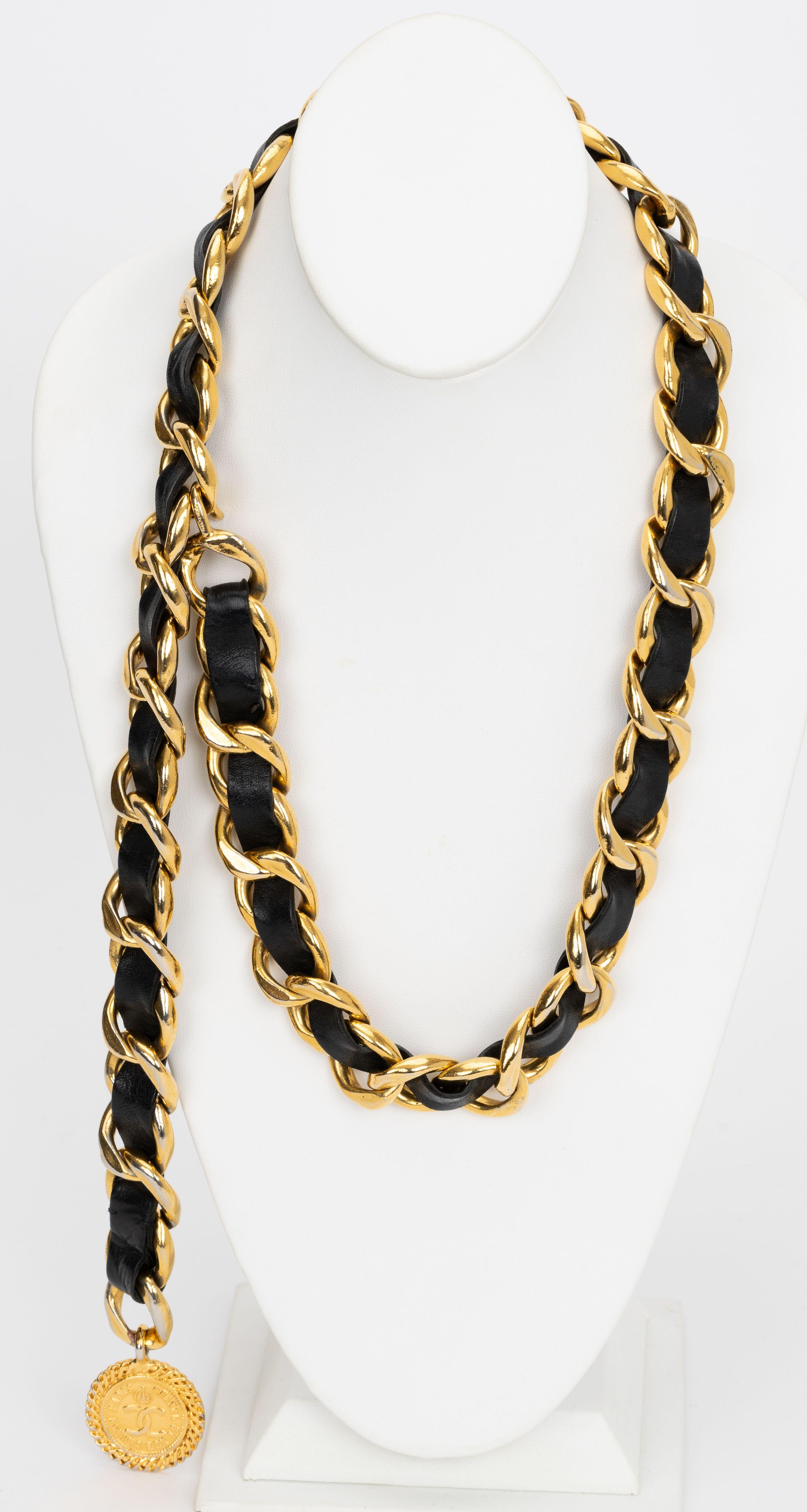 Der Chanel Lambskin CC Medallion Belt besteht aus goldenen Kettengliedern, die mit schwarzem Leder verflochten sind, und einem Chanel CC Medallion. Kann als Gürtel oder als Halskette getragen werden. 80er Jahre Collection'S. Wird mit