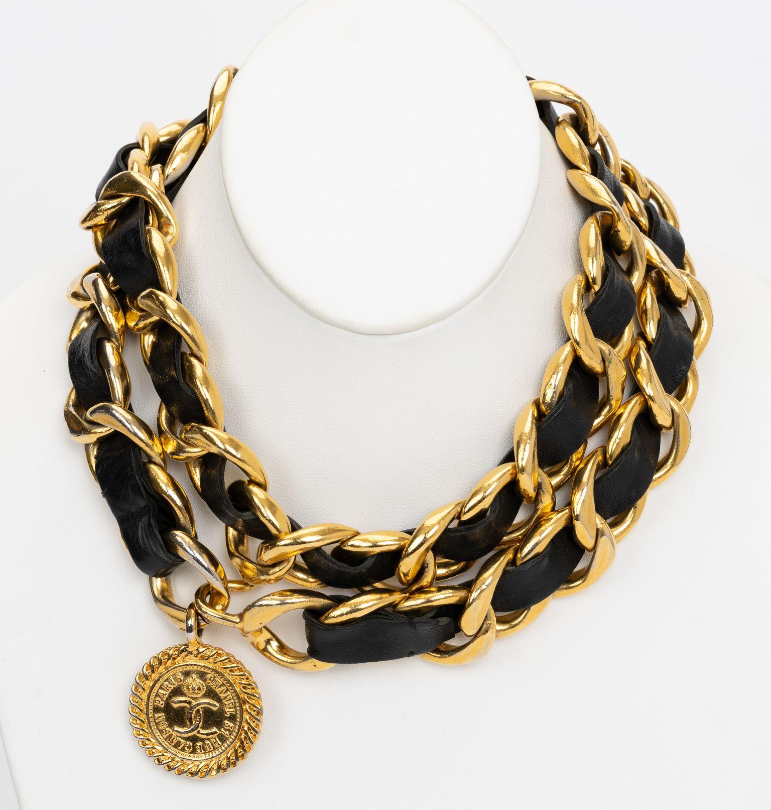 Cintura/collana con medaglione Chanel anni '80 In condizioni ottime in vendita a West Hollywood, CA