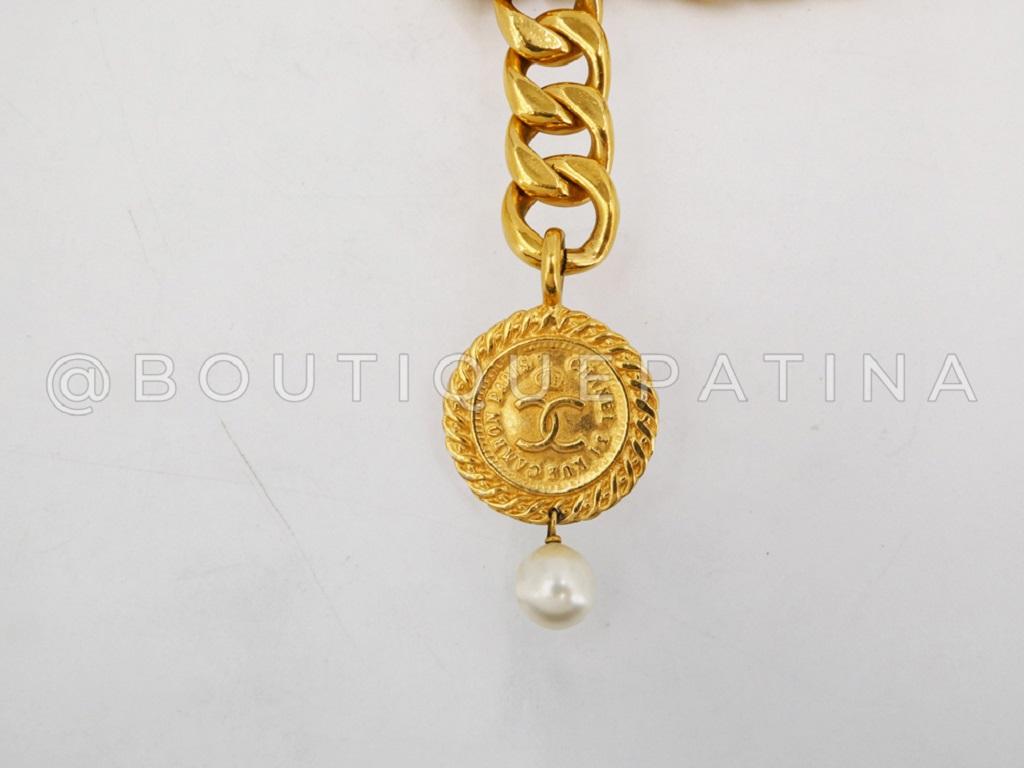 Chanel Vintage 80s Coin Pearl Pendant Chain Choker Necklace 24k GHW 66495 In Excellent Condition For Sale In Costa Mesa, CA