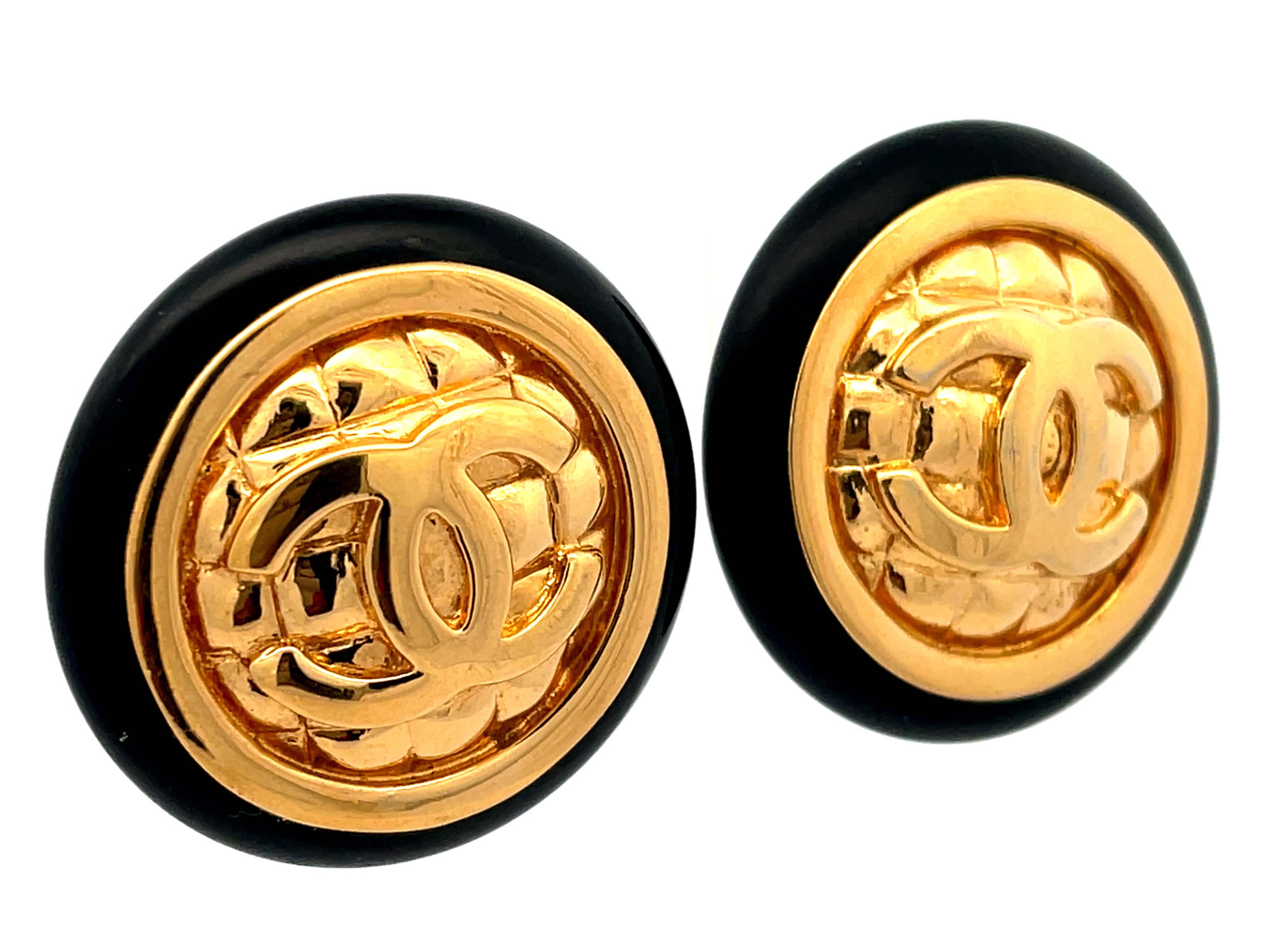 orecchini con bottoni vintage chanel