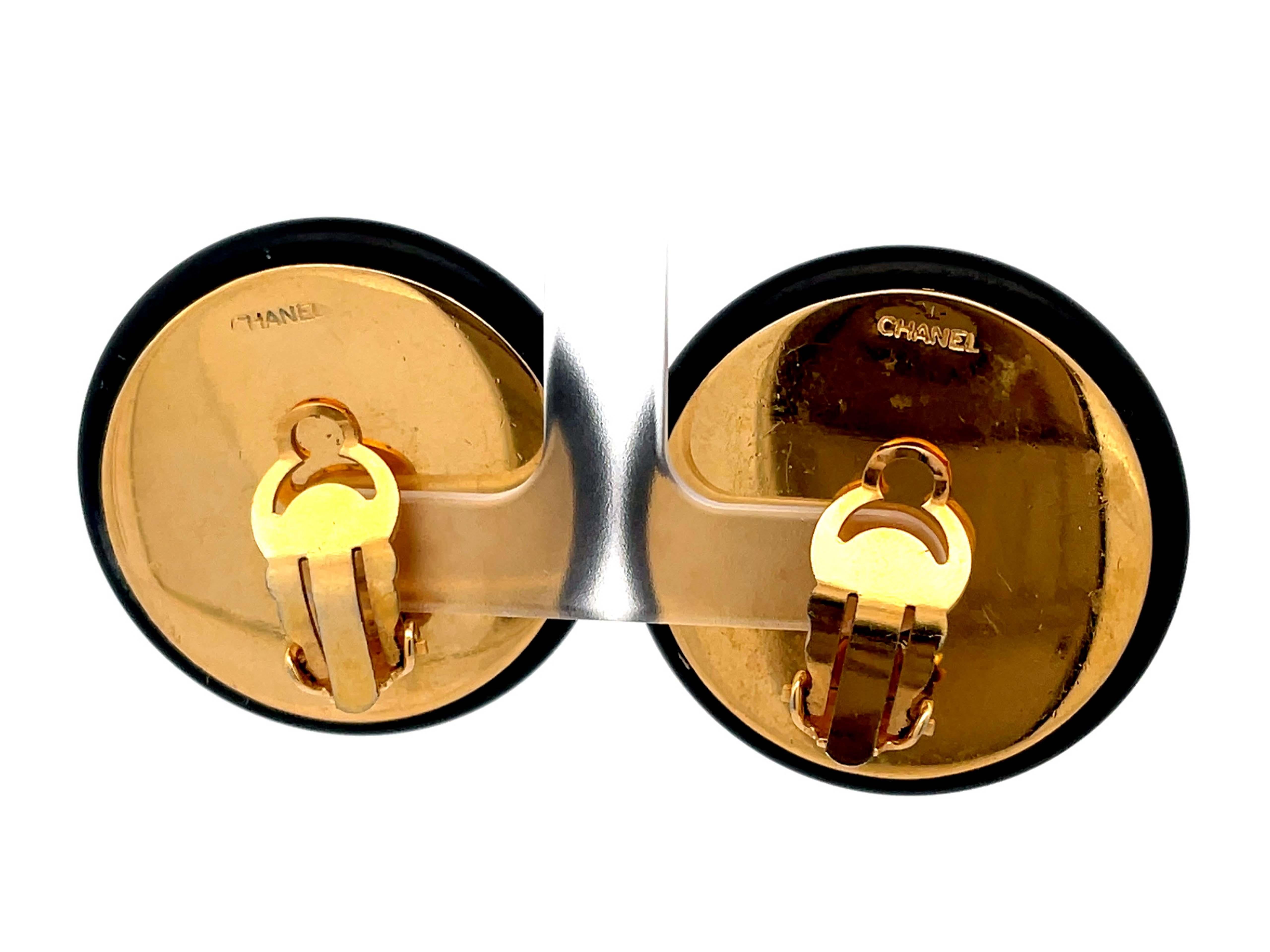 CHANEL 80er Jahre Riesige runde CC-Ohrringe mit gestepptem Knopfleiste im Angebot 3