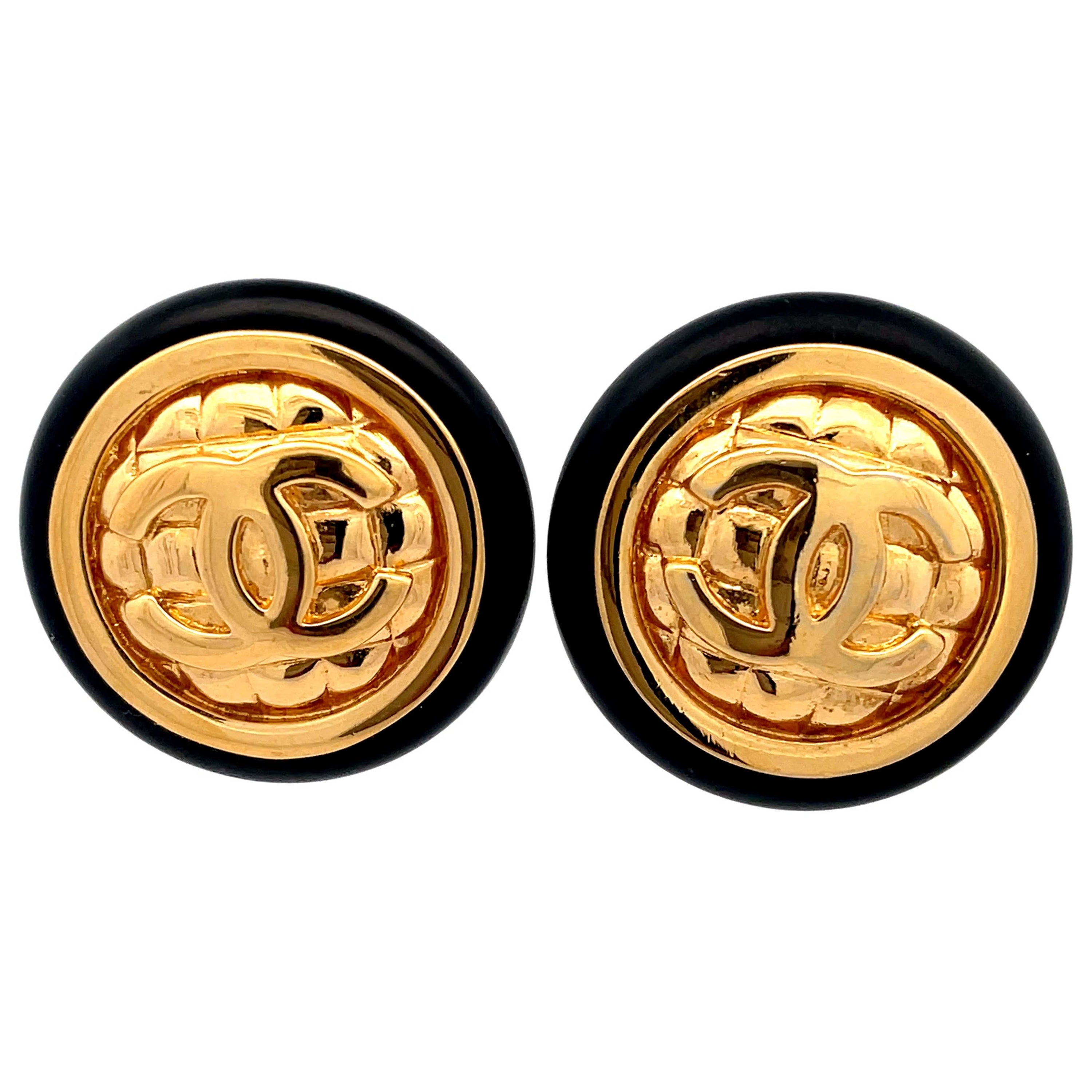CHANEL - Boucles d'oreilles bouton géant rond CC matelassé des années 80
