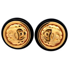 CHANEL - Boucles d'oreilles bouton géant rond CC matelassé des années 80