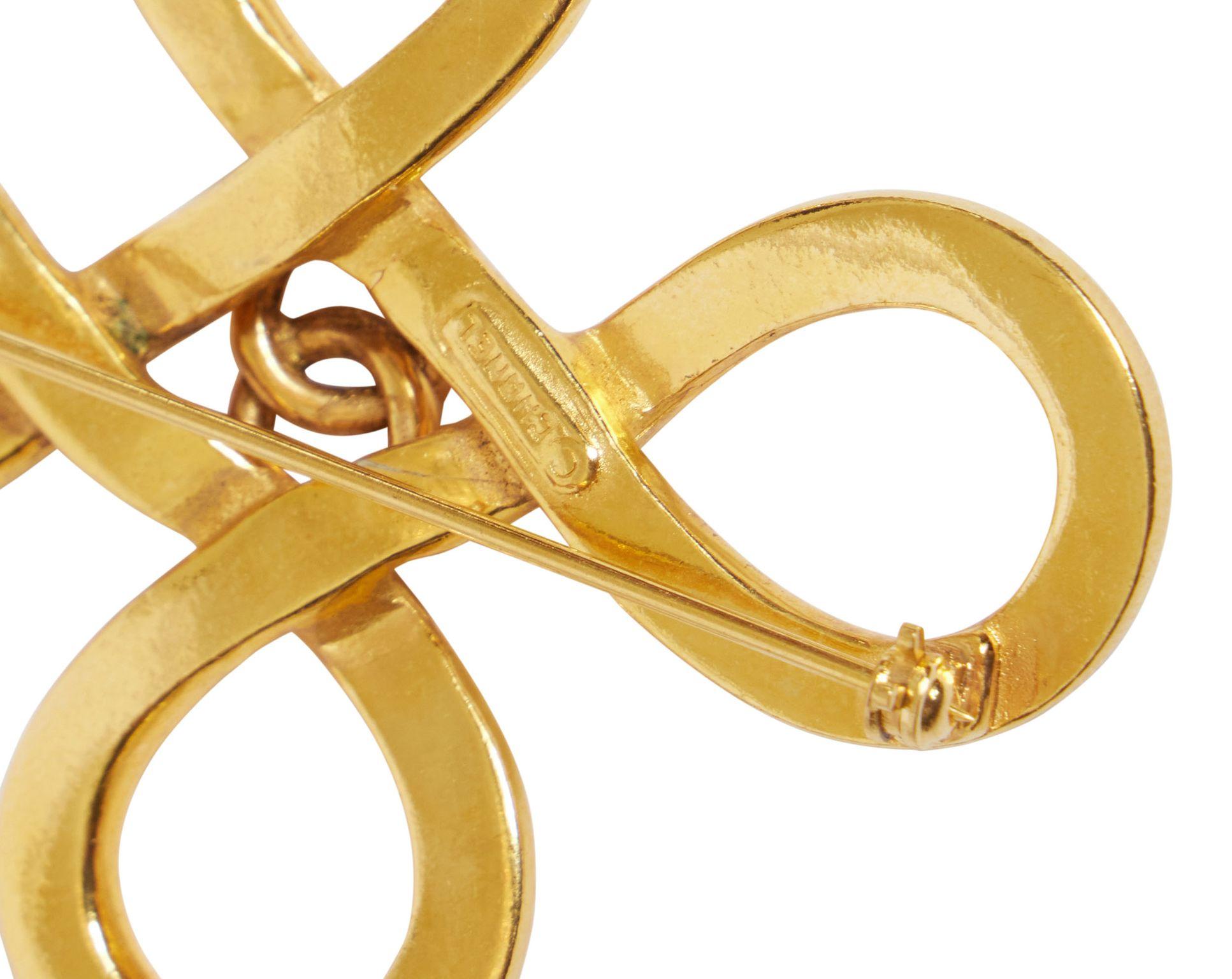 Women's Chanel 80s Gold Knot Logo Brooch For Sale