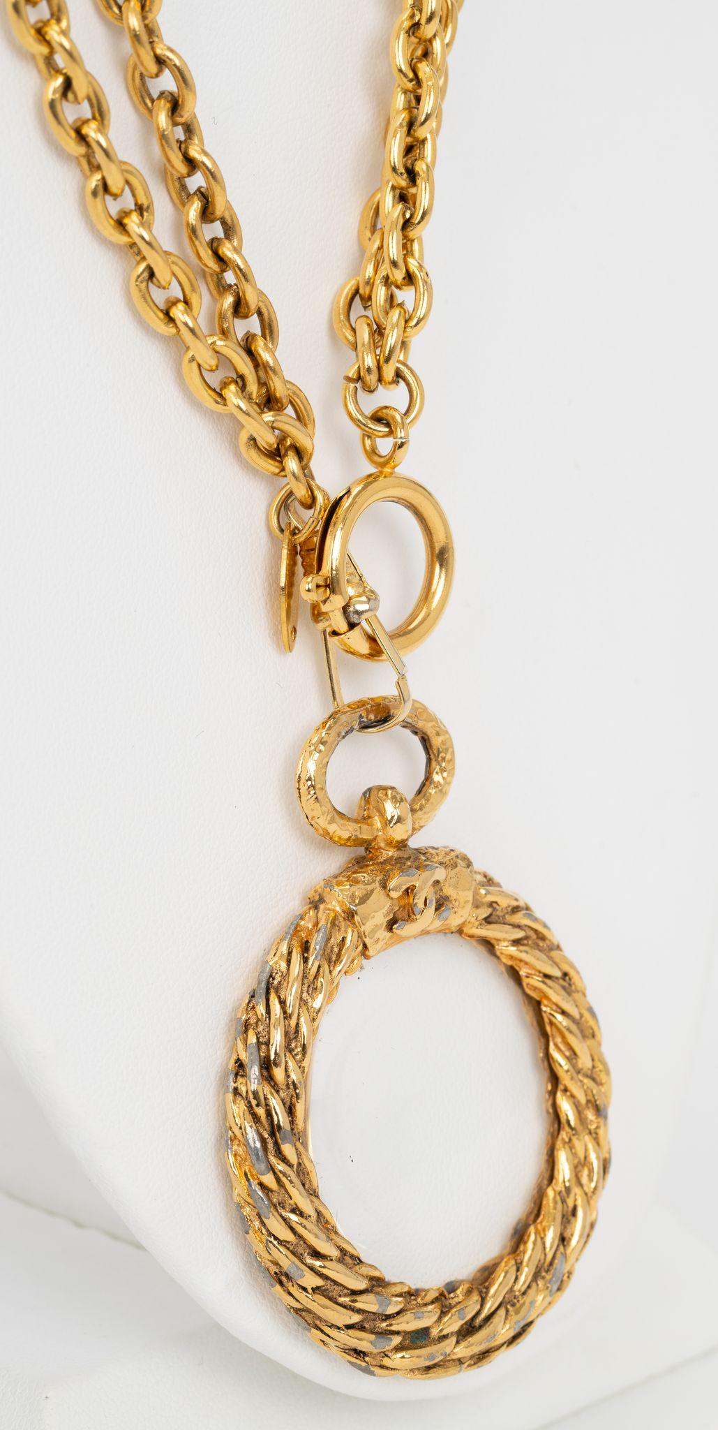 Women's Chanel 80s Gold Tone Loupe Necklace For Sale
