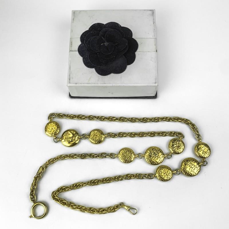 The long necklace is from Maison CHANEL. It is made of gilt metal with fine gold and includes pieces with the CHANEL brand for engraving, as well as others of larger sizes bearing the effigy of Mademoiselle Coco. A timeless to revisit! Rare.
The