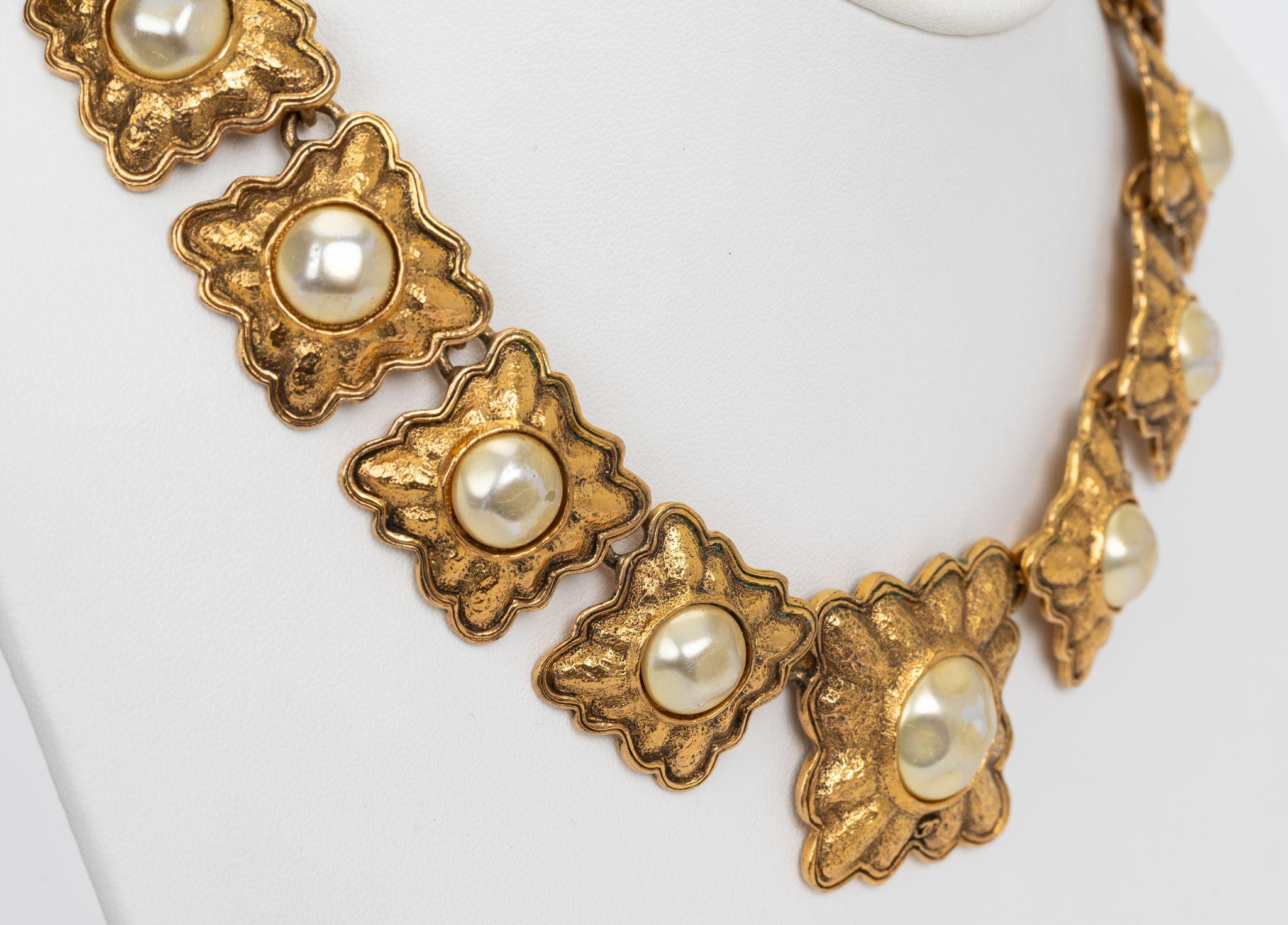 Chanel 80s in oro placcato 24kt con cabochon di perle gripoix. Collection 2 6, metà anni '80, disegnata da Victoire de Castellaine. Patina sull'oro e qualche graffio sulle perle. Viene fornito con una scatola originale.