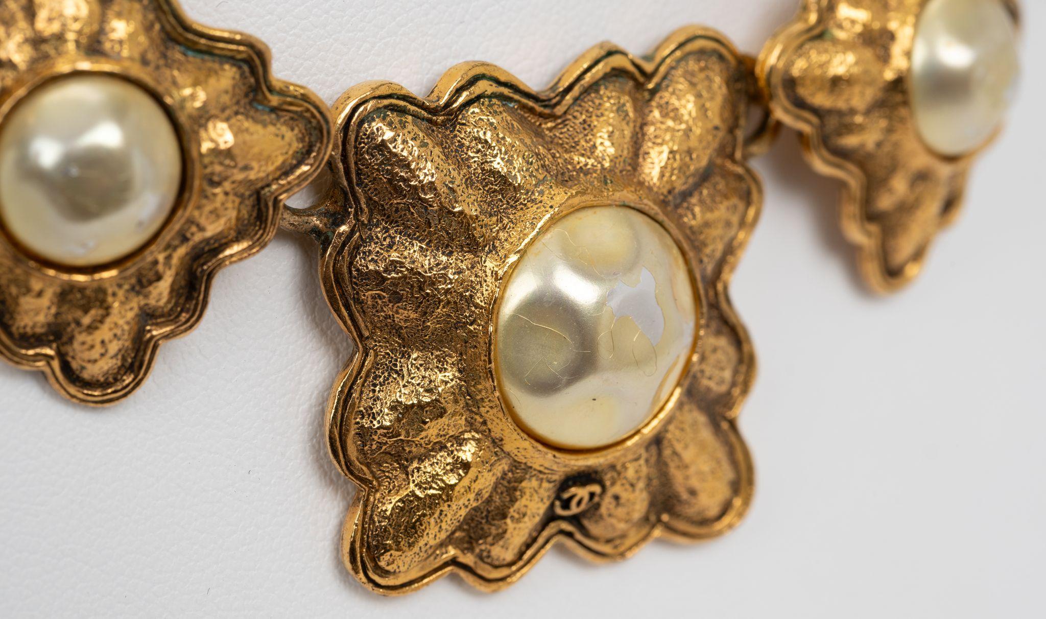 Cabochon Chanel 80s Gripoix con perla e oro in vendita