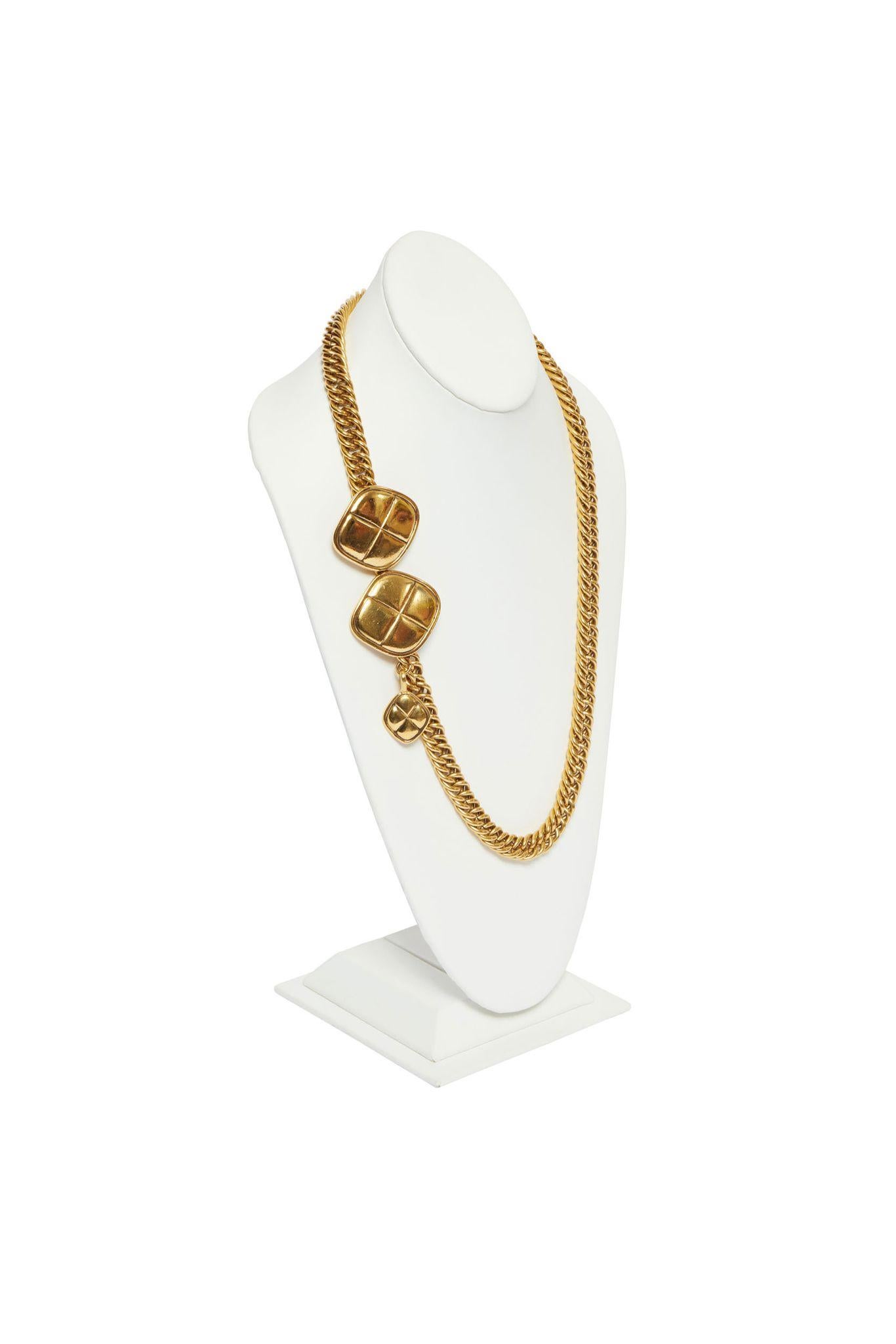 Chanel 80s gesteppter Gürtel, kann als Halskette getragen werden. Hervorragender Zustand, kommt mit Original-Etui oder Box.