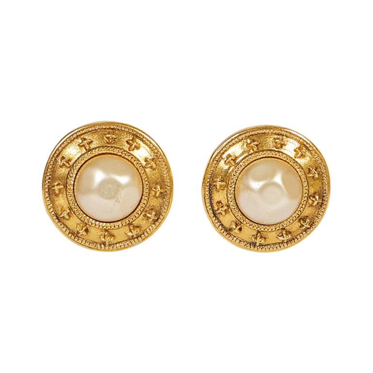 Chanel 80s Pearl Round Clip Earrings at 1stDibs | chanel clip on earrings