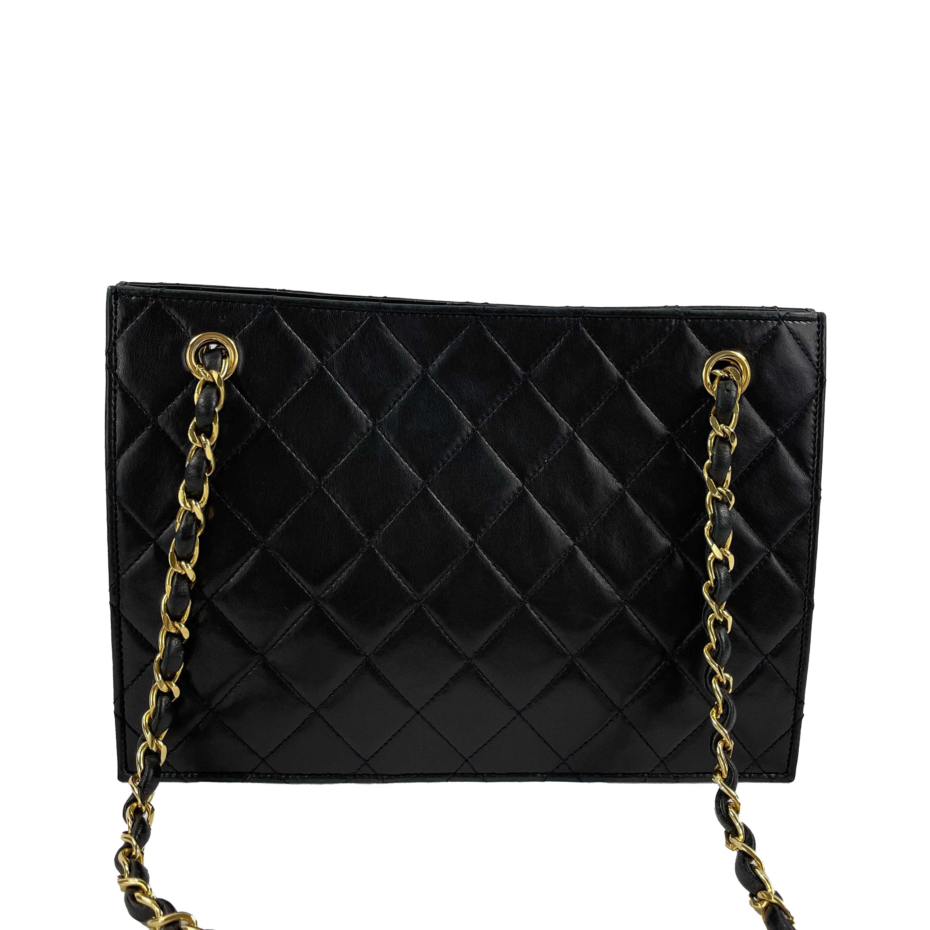 CHANEL - 80S QUILTED BLACK / GOLD CHAIN THREADED SMALL LAMBSKIN CROSSBODY

DESCRIPTION

This vintage early 80s bag is made of supple diamond quilted lambskin leather in black.
Chain link threaded shoulder strap can be worn crossbody.
CC logo at top