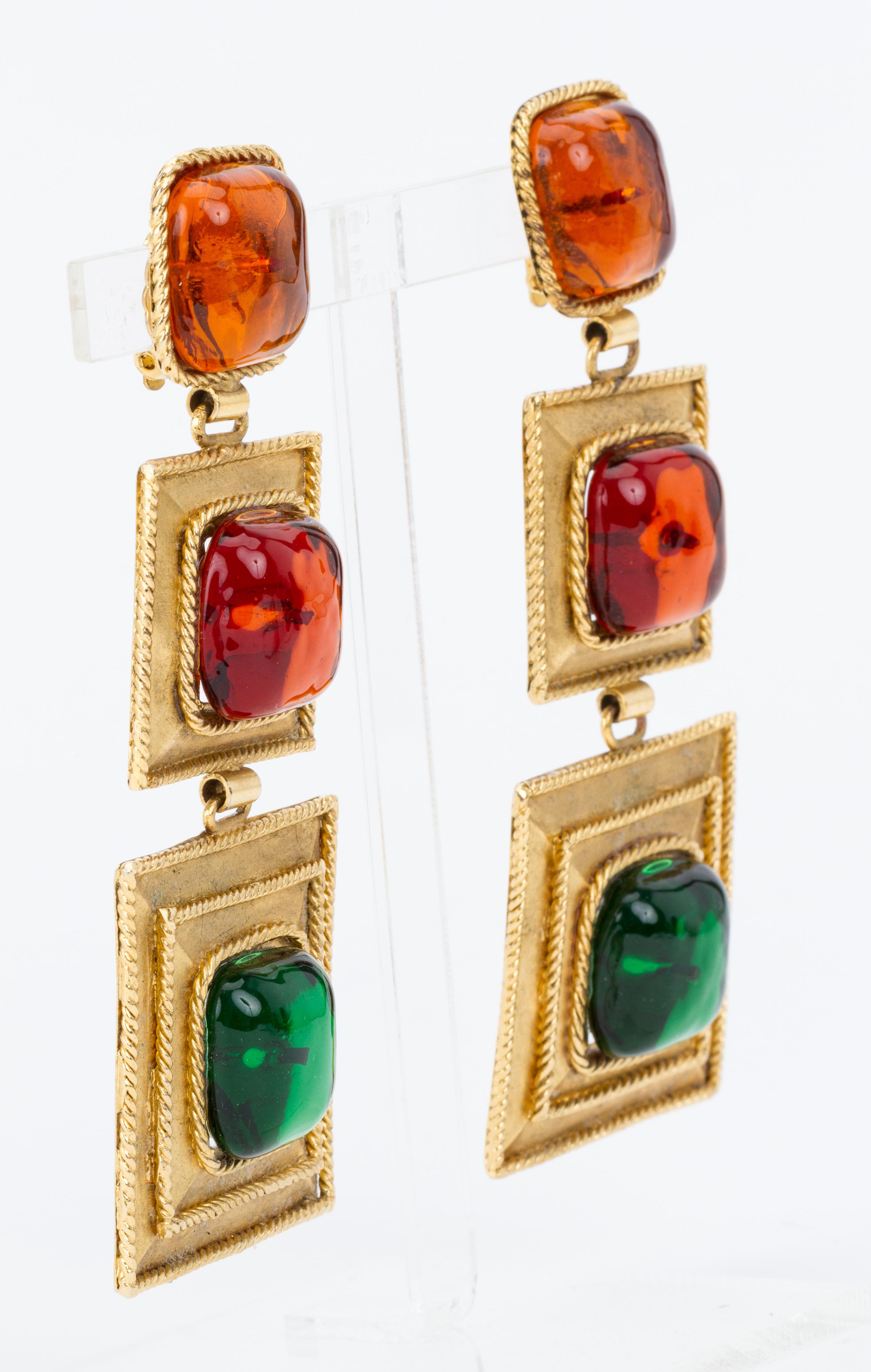 Boucles d'oreilles clip surdimensionnées Chanel par Victoire de Castellaine, collectionnées dans les années 80. Gripoix multicolore (verre coulé) et métal doré. Livré avec sa boîte d'origine.