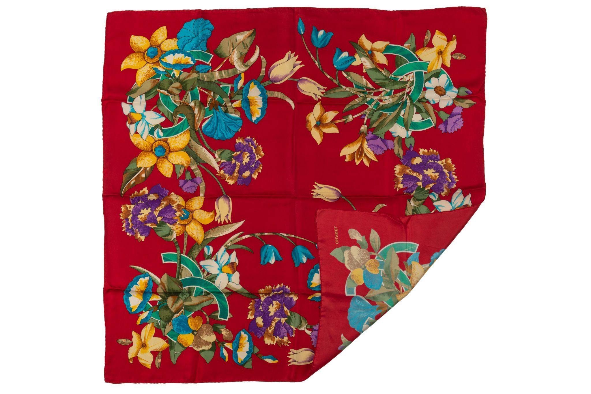 Sciarpa di seta Chanel anni '80 vintage, nuova di zecca. Rosso con bouquet di fiori multicolore. Condizioni intatte, senza etichetta, senza scatola.