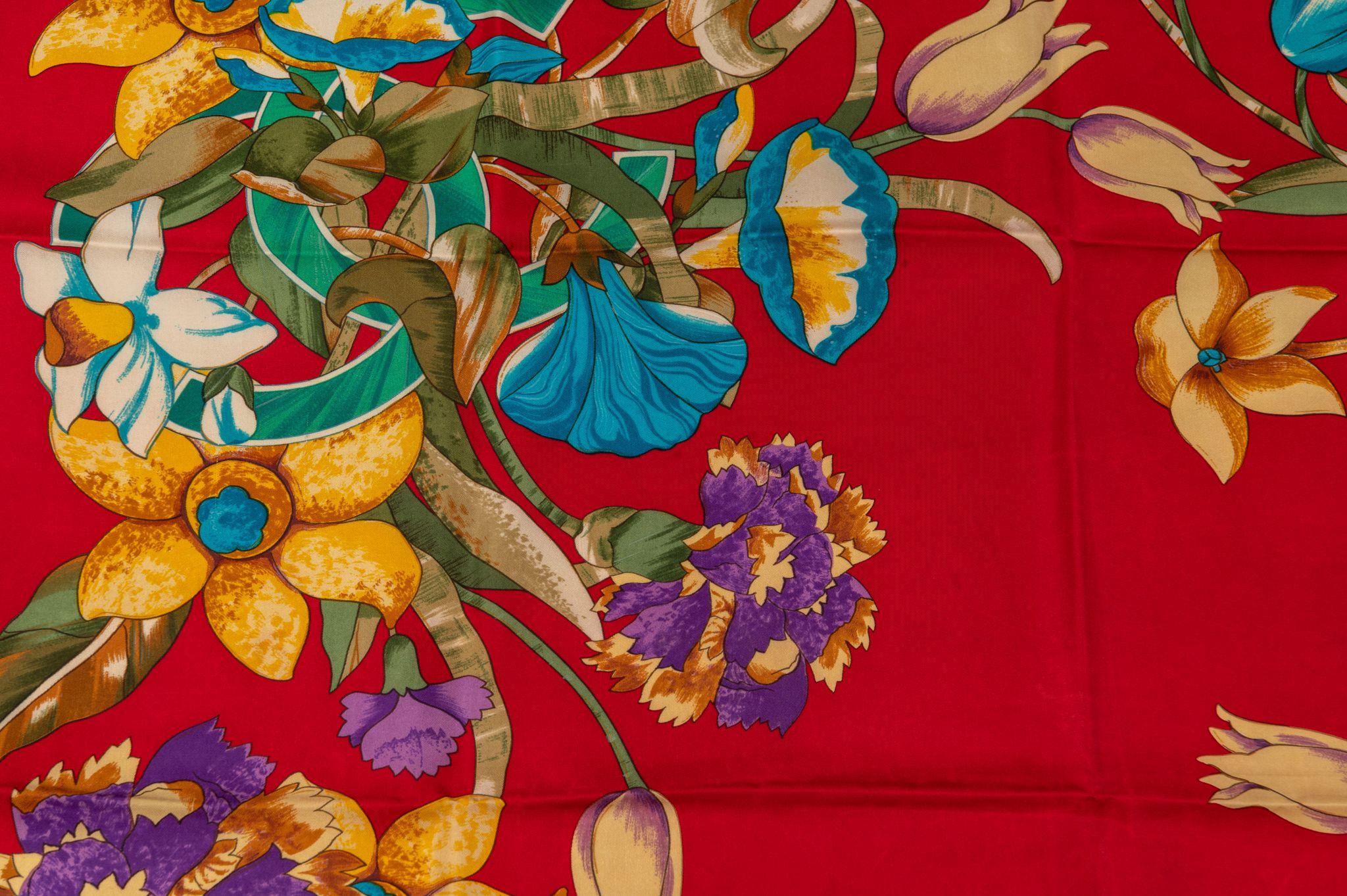 Rosso Sciarpa Chanel anni '80 con bouquet di fiori rossi in vendita