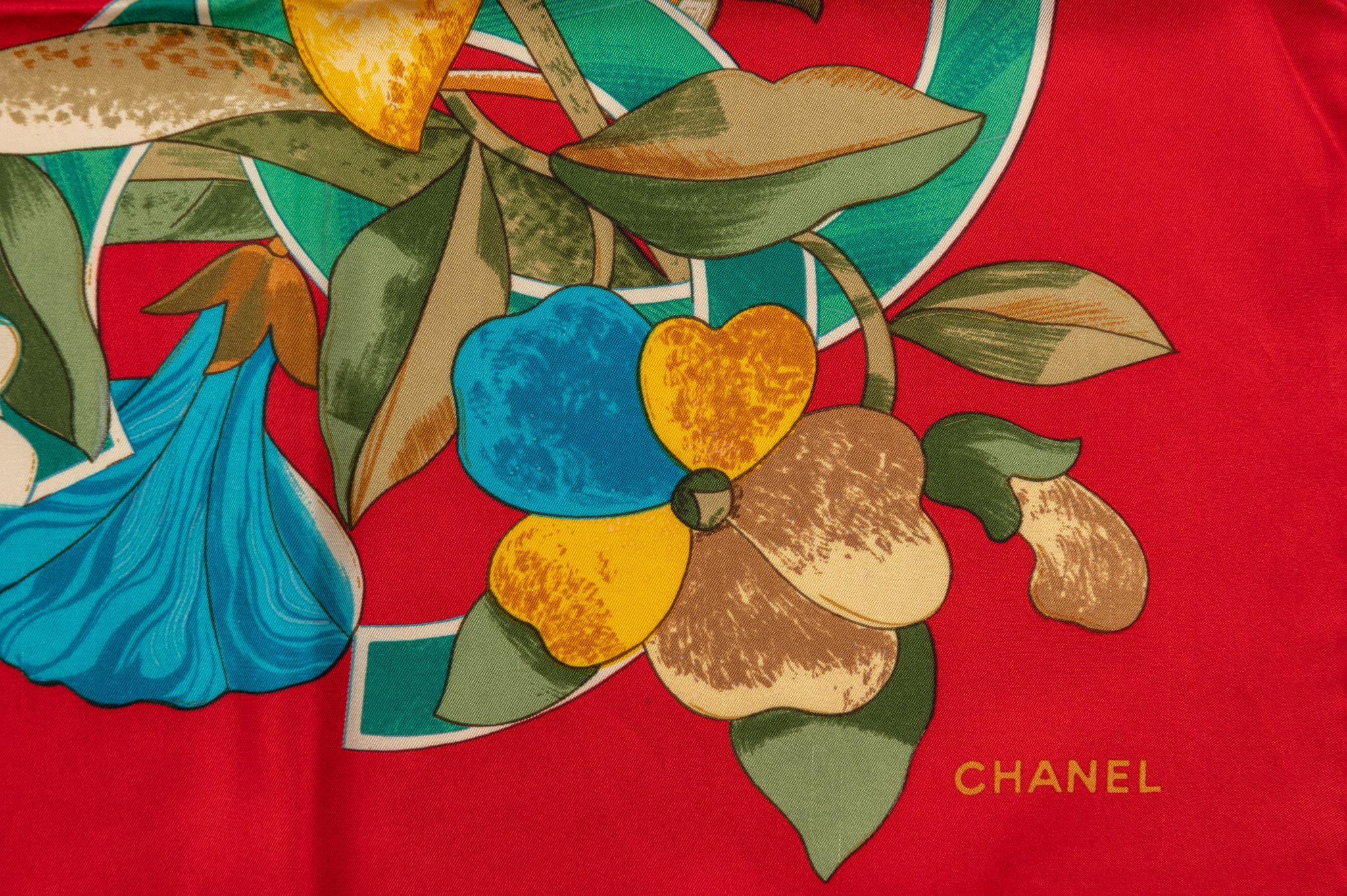 Sciarpa Chanel anni '80 con bouquet di fiori rossi In condizioni ottime in vendita a West Hollywood, CA