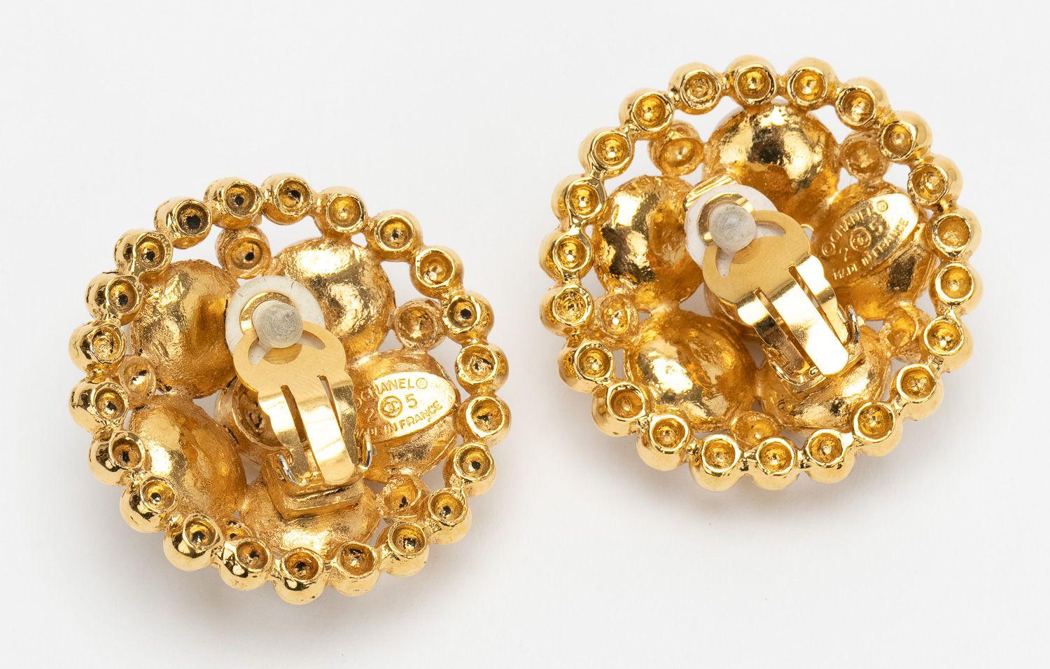 Uncut Chanel 80s Vintage Flower Pearl Earrings For Sale