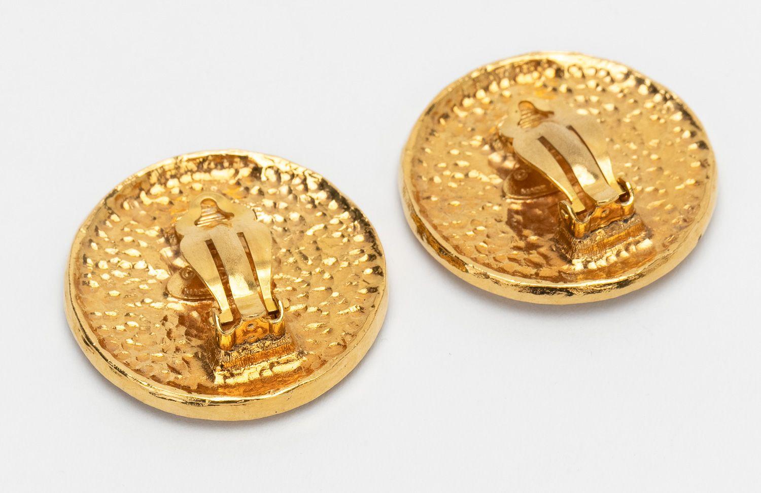 Chanel 80s Vintage Gold Clip Earrings In Excellent Condition For Sale In West Hollywood, CA