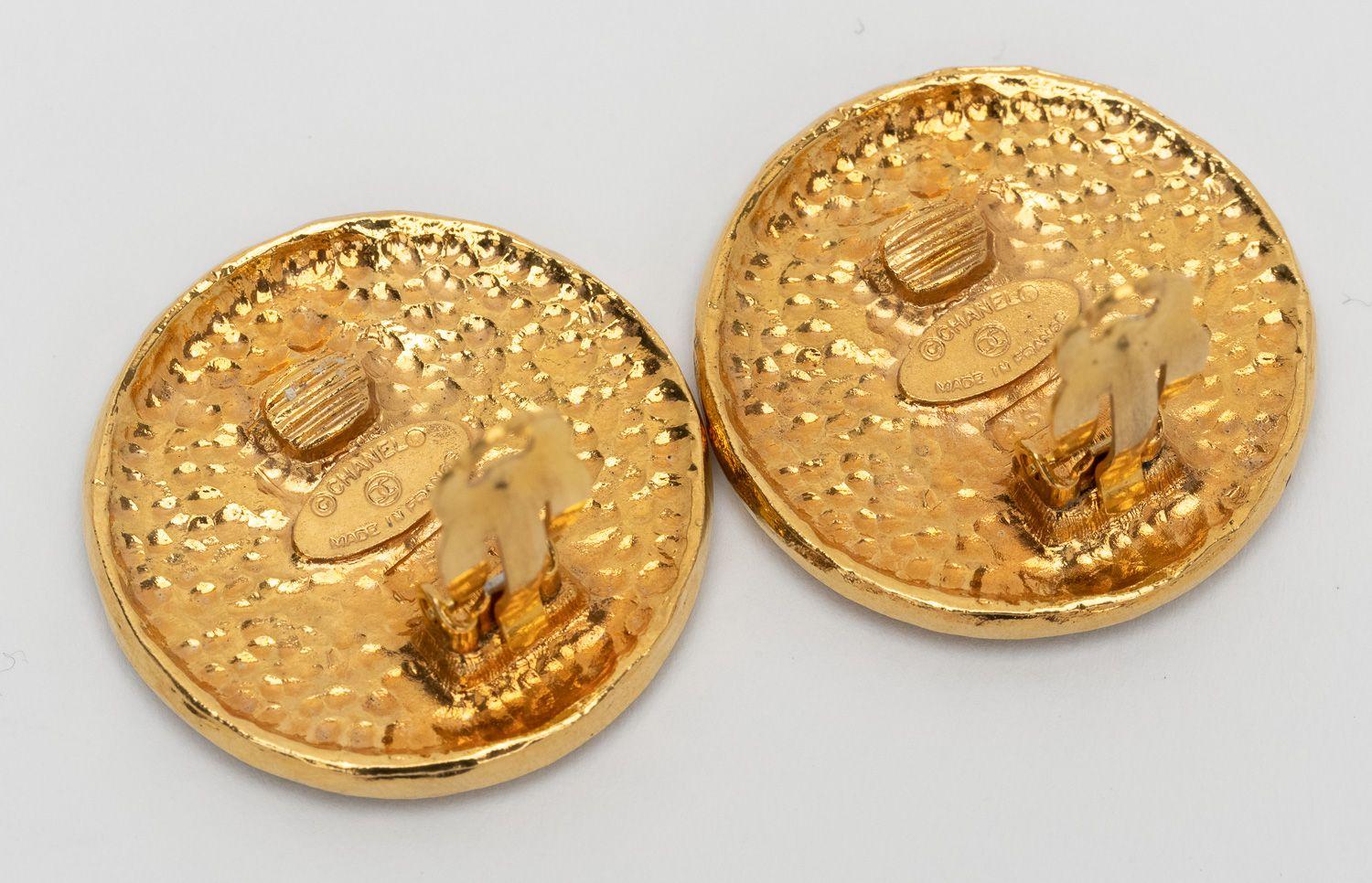 Women's or Men's Chanel 80s Vintage Gold Clip Earrings For Sale