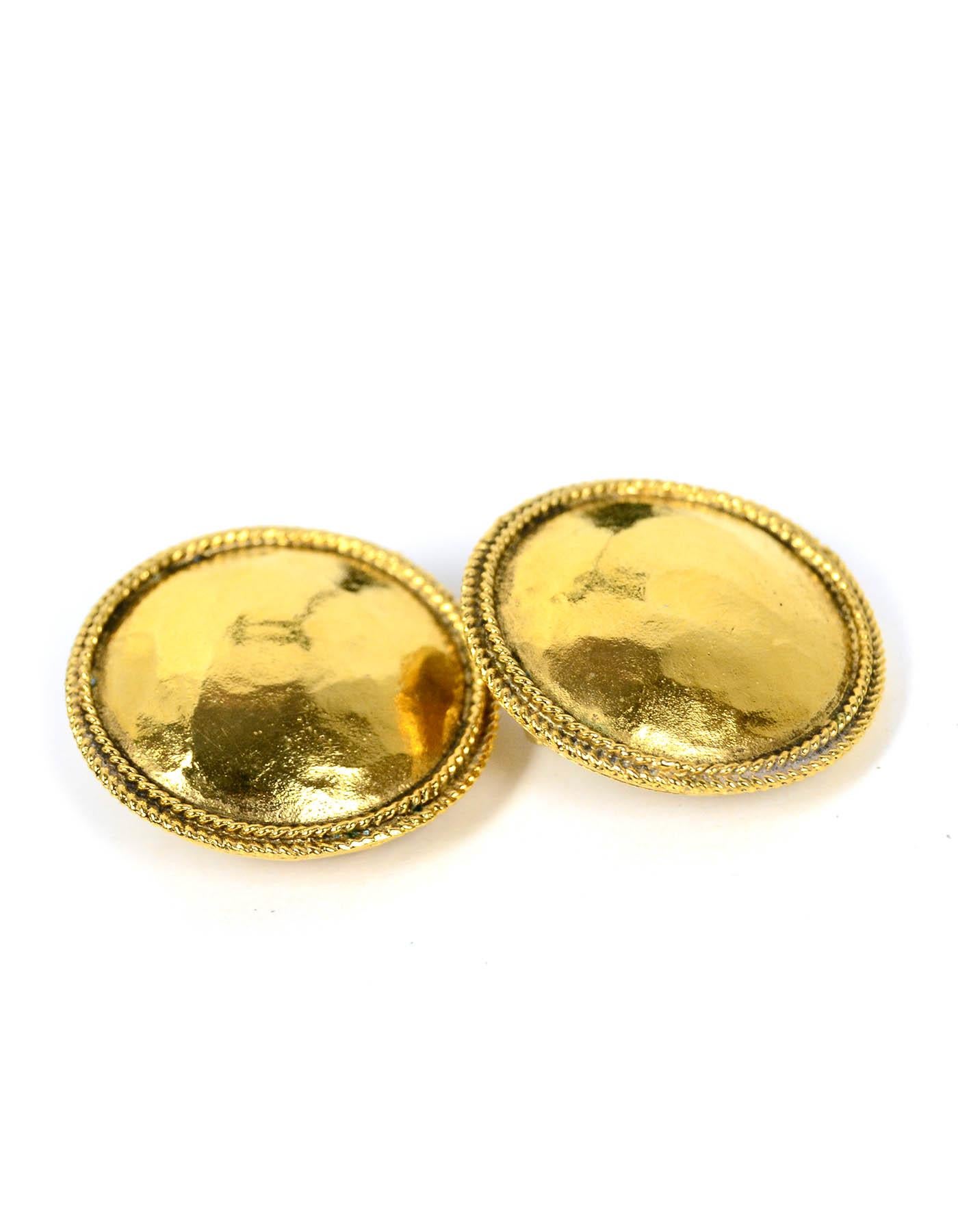 Chanel '80s Vintage Goldtone Hammered Clip On Earrings In Excellent Condition In New York, NY