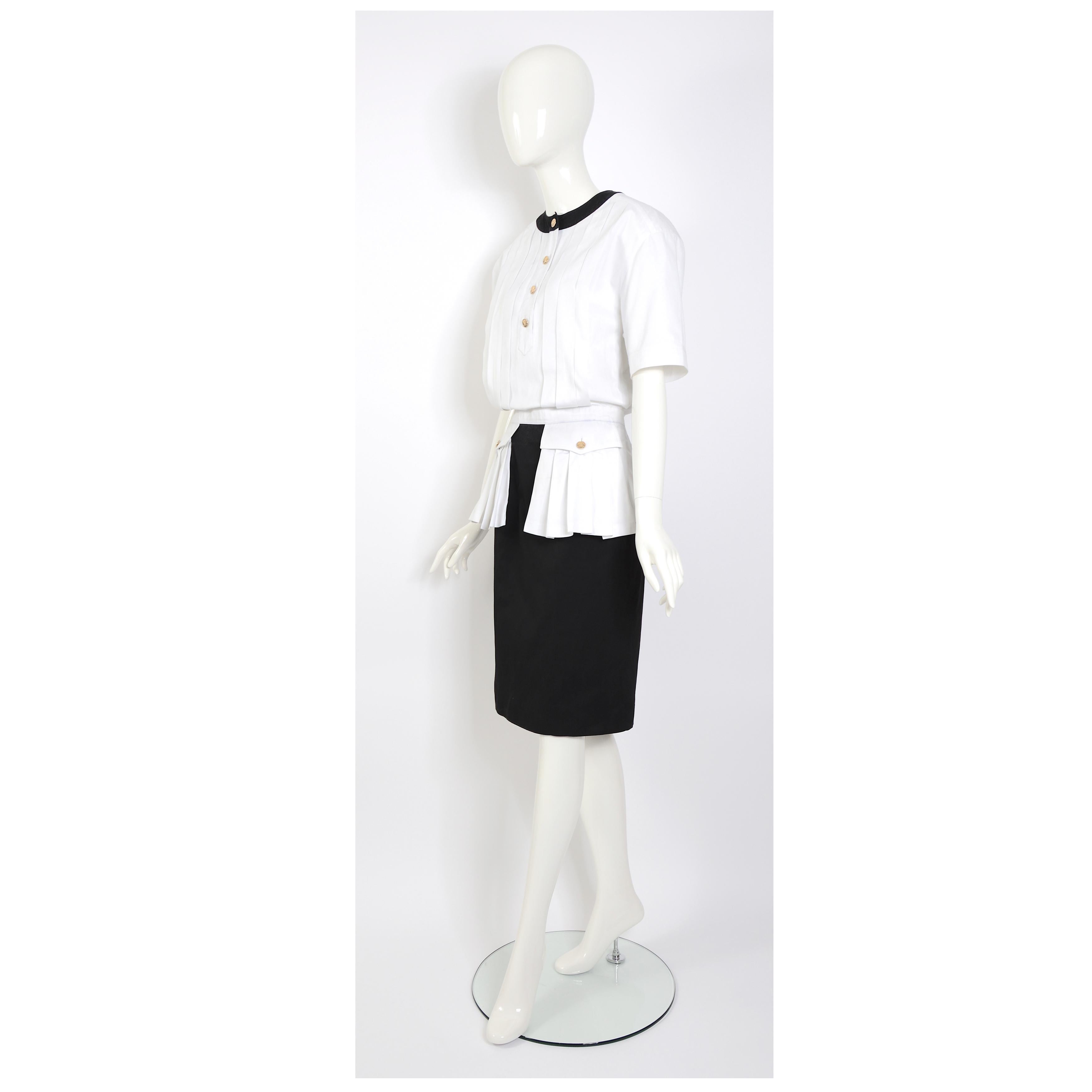 Women's Chanel 80s vintage large shoulder pads black & white cotton signed buttons dress For Sale