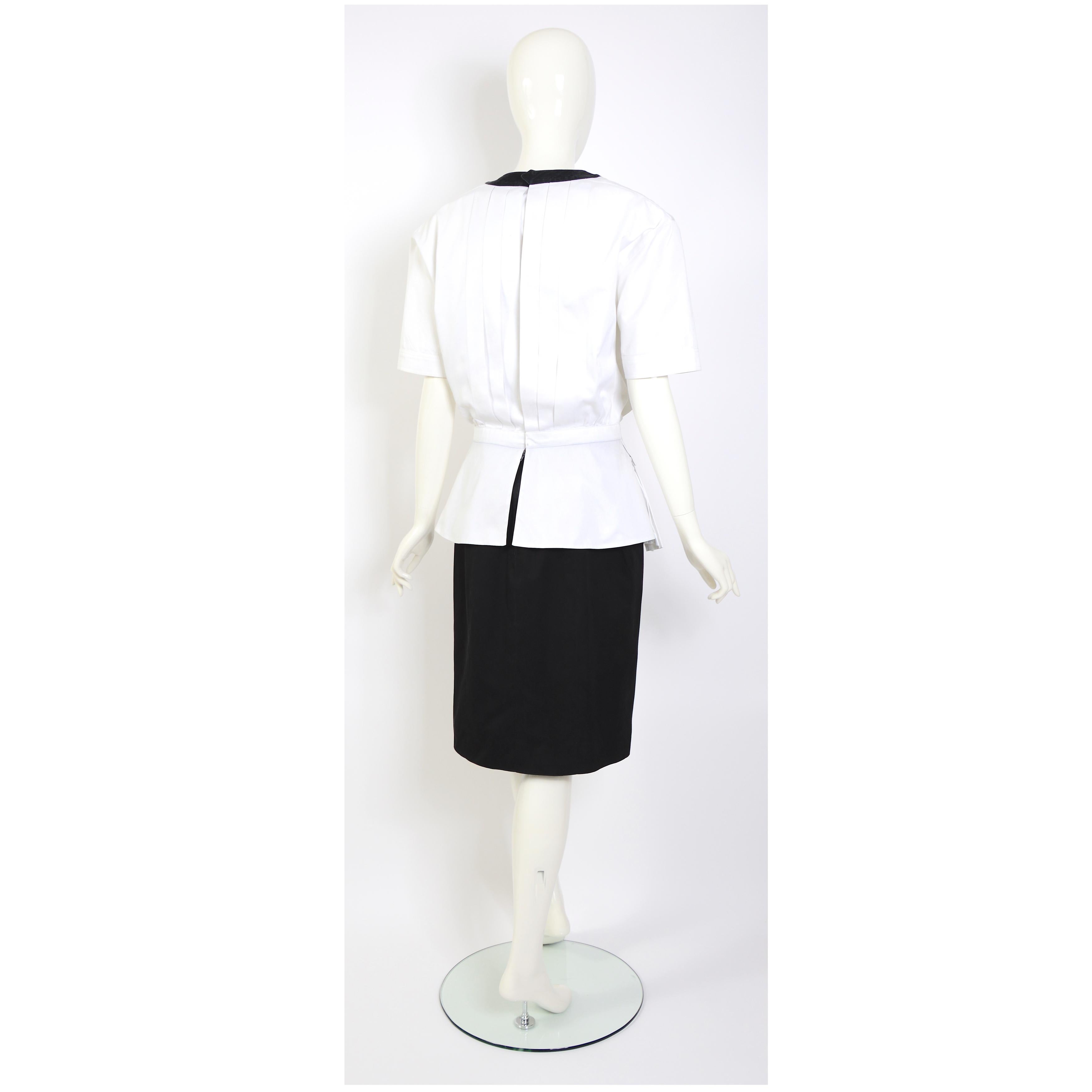 Chanel 80s vintage large shoulder pads black & white cotton signed buttons dress For Sale 2