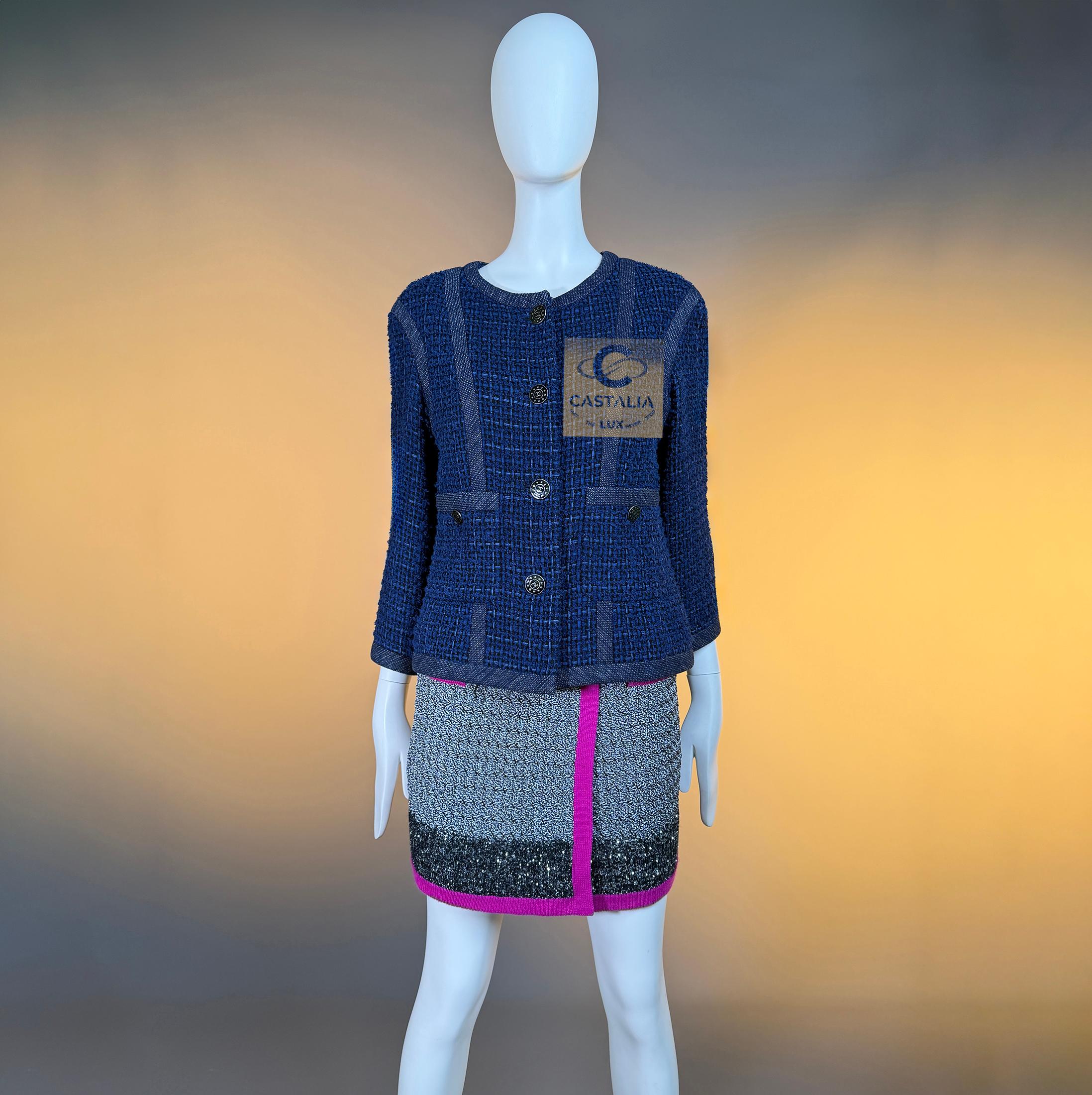 CHANEL - Veste en tweed Lesage - Bleu roi 
- Paris / SINGAPORE Collectional par Karl Lagerfeld
 Valeur de la boutique 8,260

 Une relique de la lumière maritime et de l'élégance métropolitaine, 
Cette veste est issue de l'odyssée de Chanel à