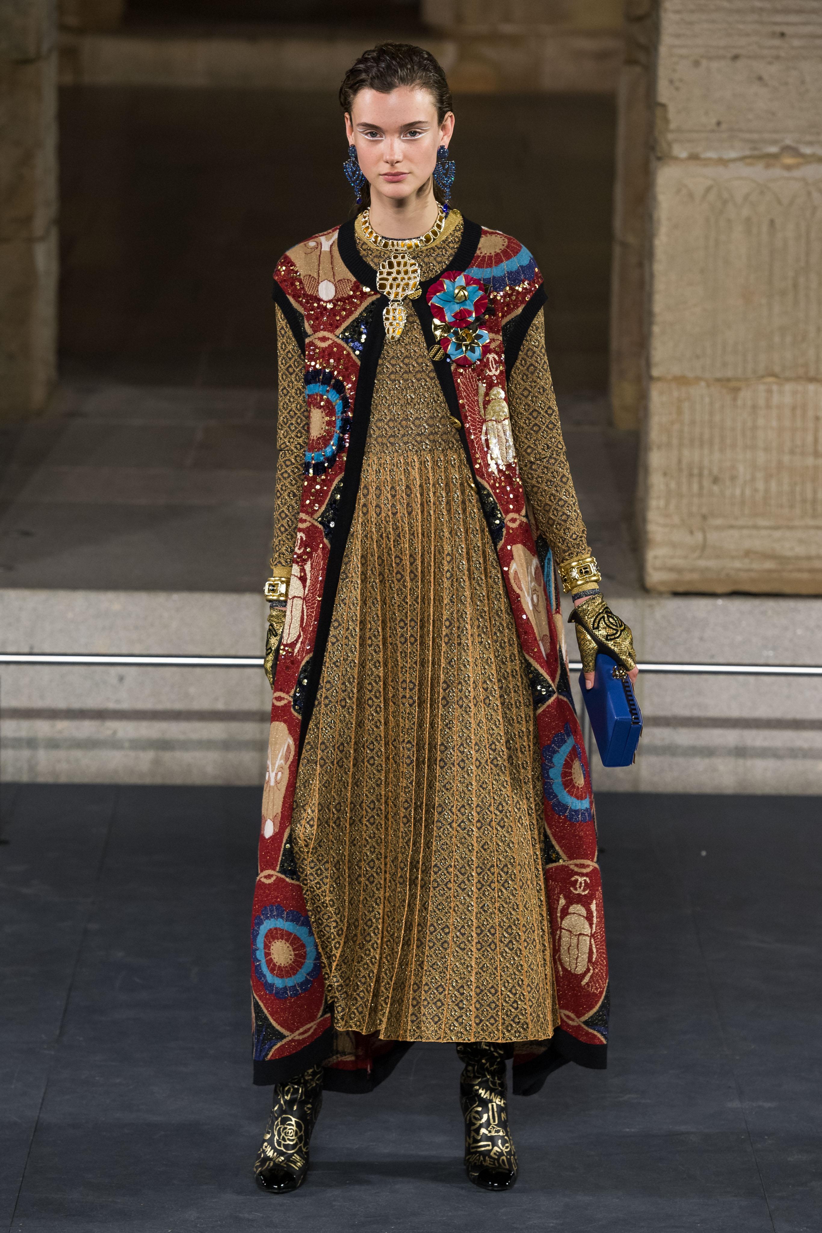 Excepcional abrigo maxi cardi de cachemira Chanel con Escarabajo CC ~ de París / Colección EGIPTO ~ Metiers d'Art 2019
¡El precio de la boutique era muy alto para esta pieza!
- Botones con logotipo CC y cierre de corchetes delante
- colores muy