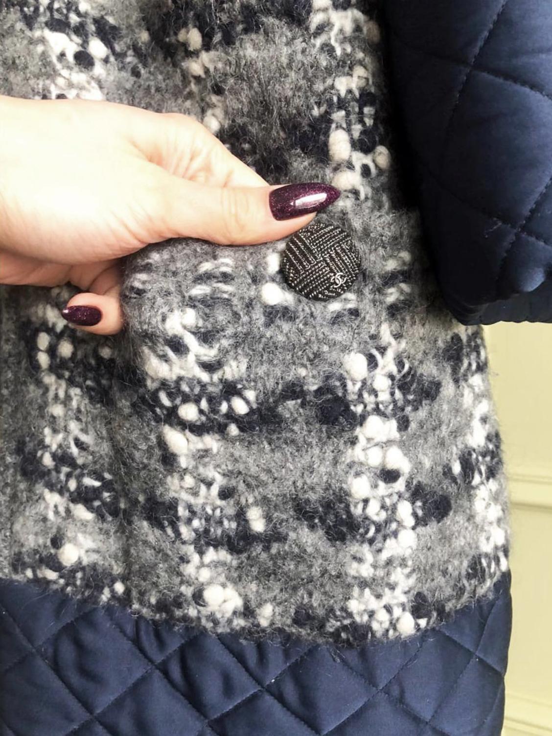 Nouveau Manteau Chanel en tweed bouclé gris avec garniture matelassée contrastée marine de la Collectional Paris / SALZBURG, 2015 Metiers d'Art
- Boutons du logo CC sur les poches
Taille 44 FR. Jamais porté.
