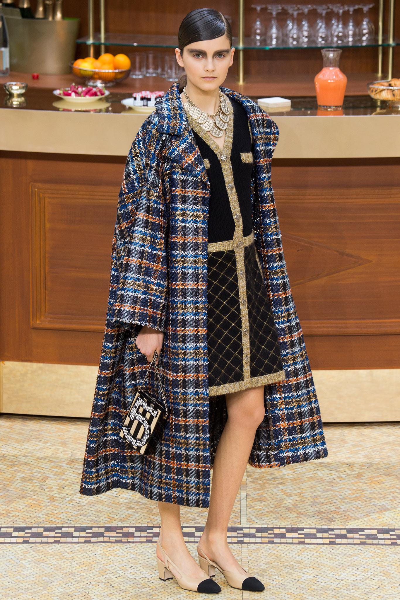 Chaqueta/vestido Chanel súper famoso y raro de la colección de otoño 2015 ''Coco Brasserie'', Precio de venta al público 7.800 $. Visto en la campaña publicitaria de Chanel, en muchas revistas. Icónico y reconocible. 
Marca de tamaño  42 FR. Nunca